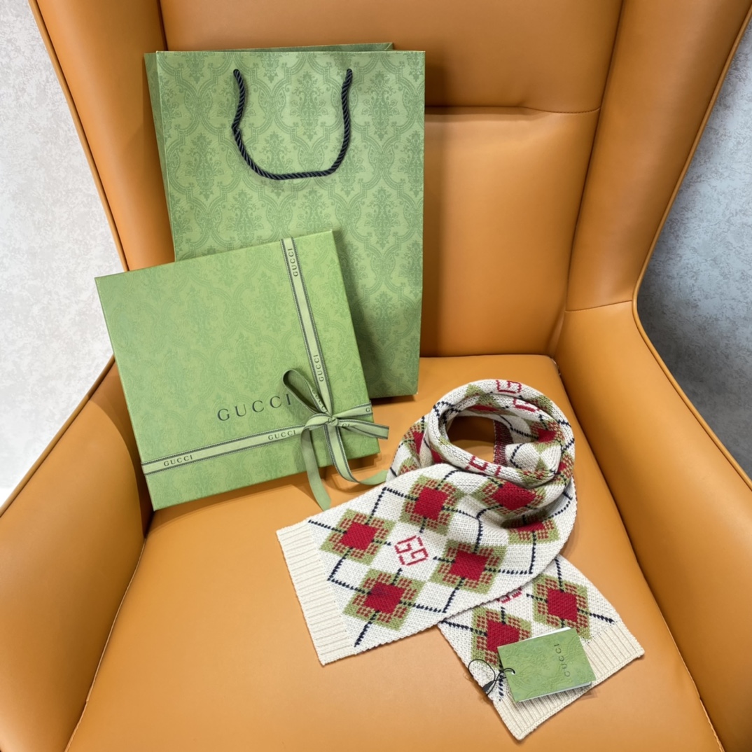 Gucci Wool Scarf with Retro Geometric Pattern, Limited Edition, 16 x 140 cm 4 i1636954289 2550 2