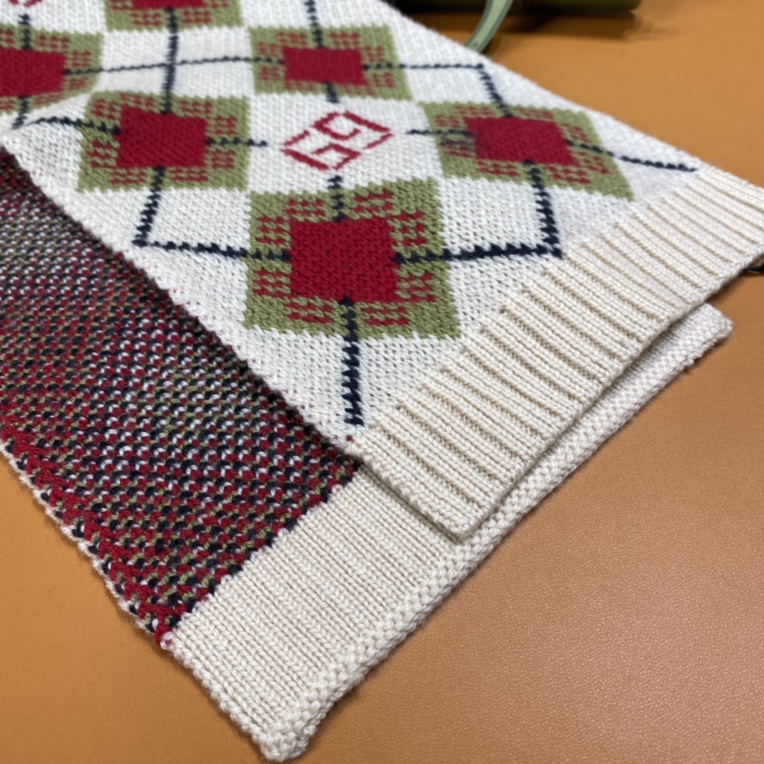 Gucci Wool Scarf with Retro Geometric Pattern, Limited Edition, 16 x 140 cm 5 i1636954289 3765 3