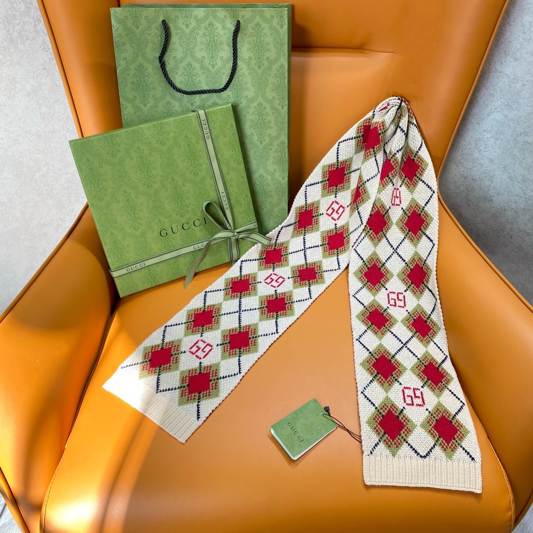 Gucci Wool Scarf with Retro Geometric Pattern, Limited Edition, 16 x 140 cm 10 i1636954289 5768 0
