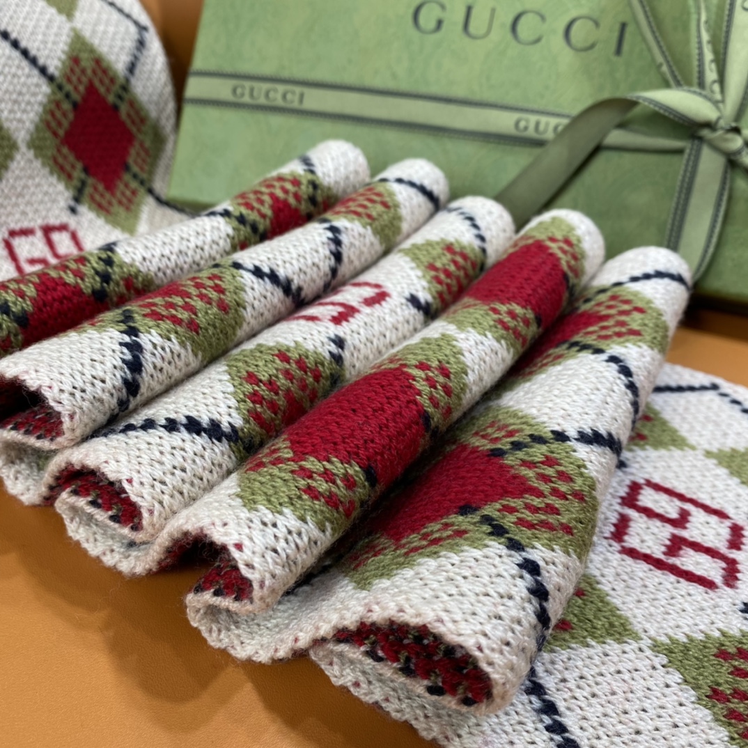 Gucci Wool Scarf with Retro Geometric Pattern, Limited Edition, 16 x 140 cm 7 i1636954289 6979 5