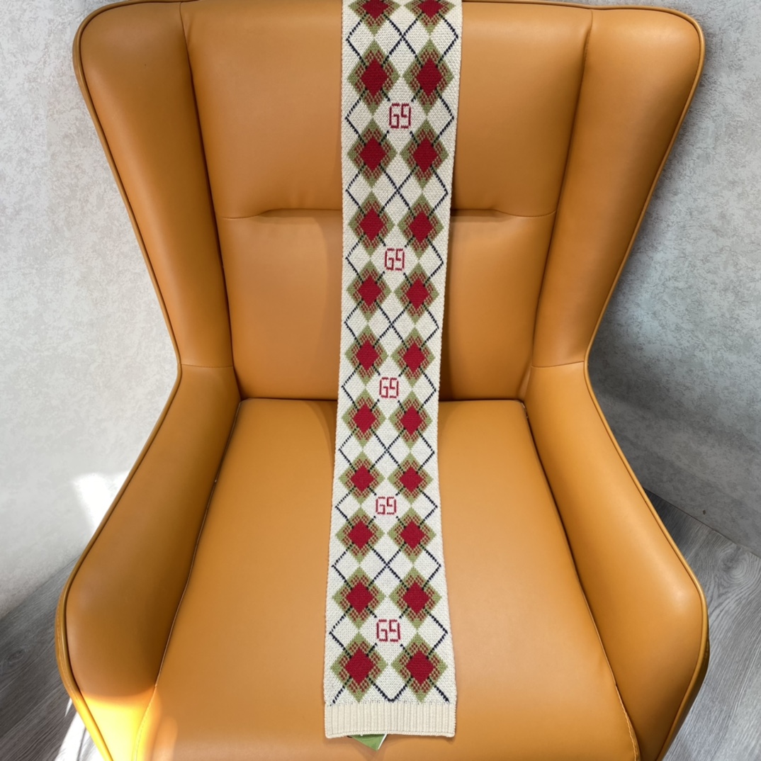 Gucci Wool Scarf with Retro Geometric Pattern, Limited Edition, 16 x 140 cm 9 i1636954289 8819 7