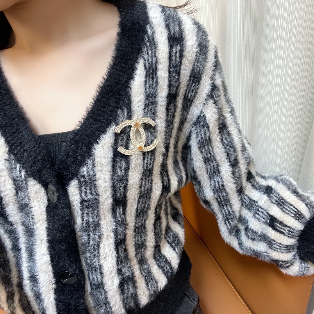 新款☑️CHANEL香奈儿双c满钻胸针