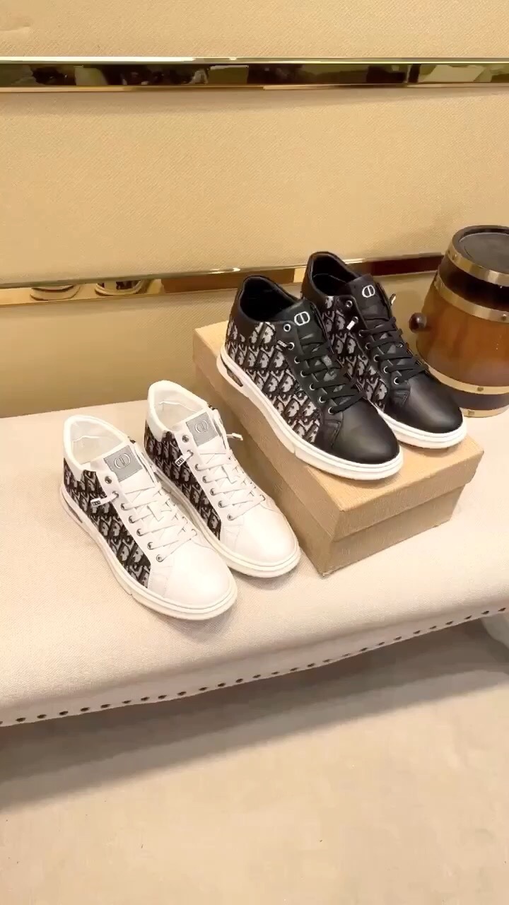 I5 Dior 迪奥 休闲运动风男鞋，香港专柜 潮男休闲鞋上市 。意大利进口原版小牛皮配原版专属迪奥面料羊里。欧美大师操刀设计 。完美造型打造专柜品质，纯色橡胶耐磨大底。经典炫头超级百搭也很舒服的。高档不失品味，时尚、新颖绝对的焦点38-44码2色可选，A27，000