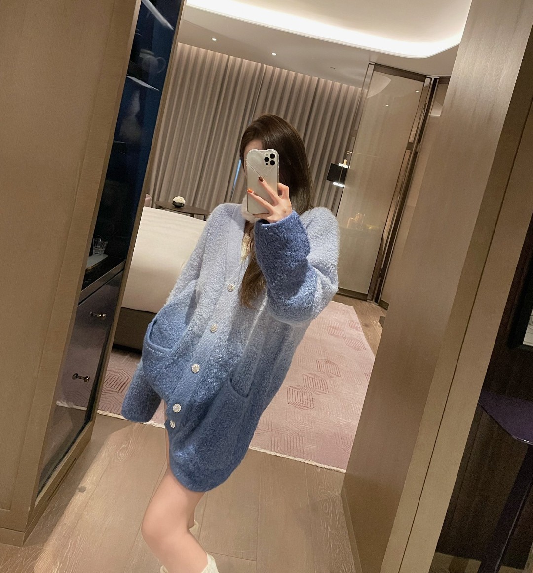 celine渐染圈圈毛宝石扣开衫粉色