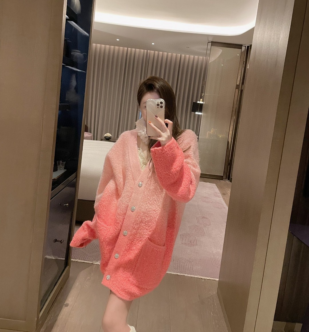 celine渐染圈圈毛宝石扣开衫粉色