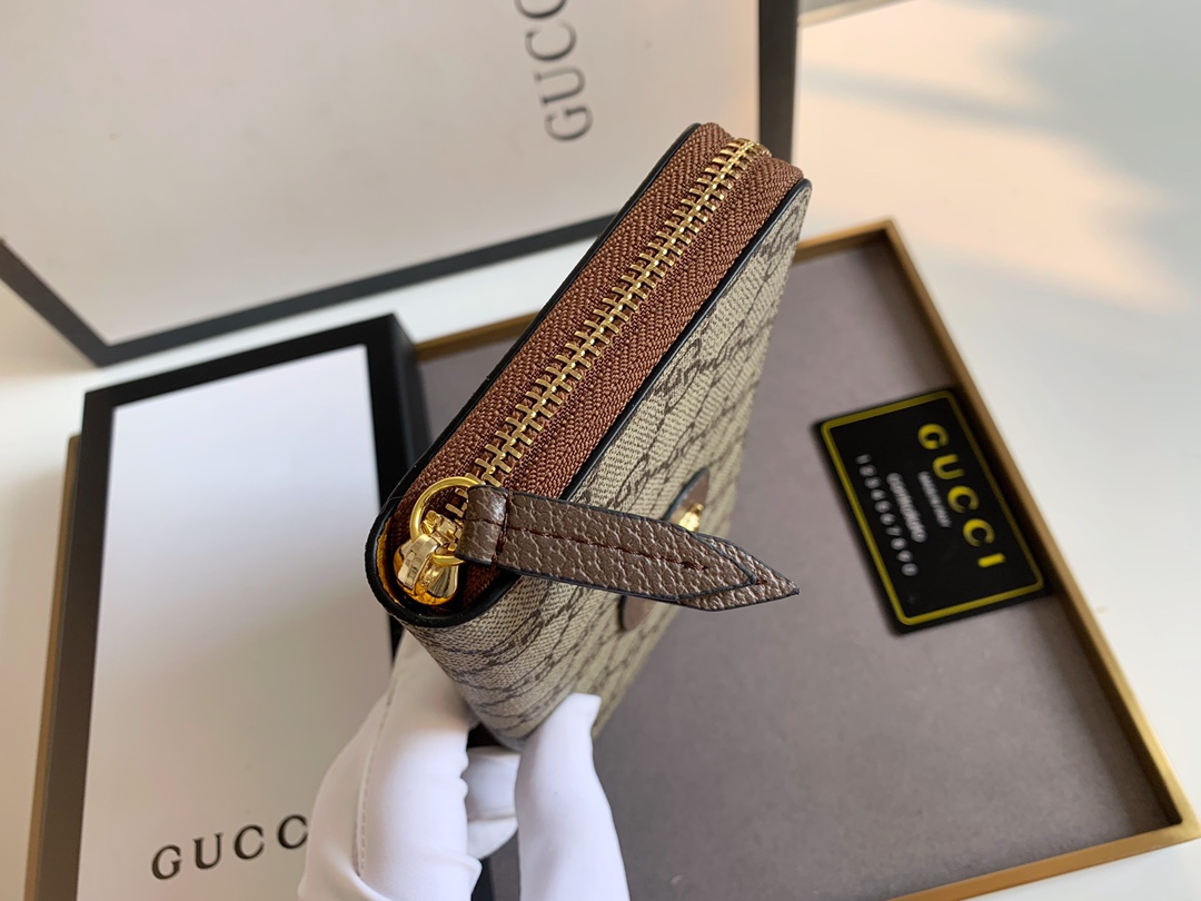 Gucci ヴィンテージ風トラベルラベル付きシングルファスナー財布