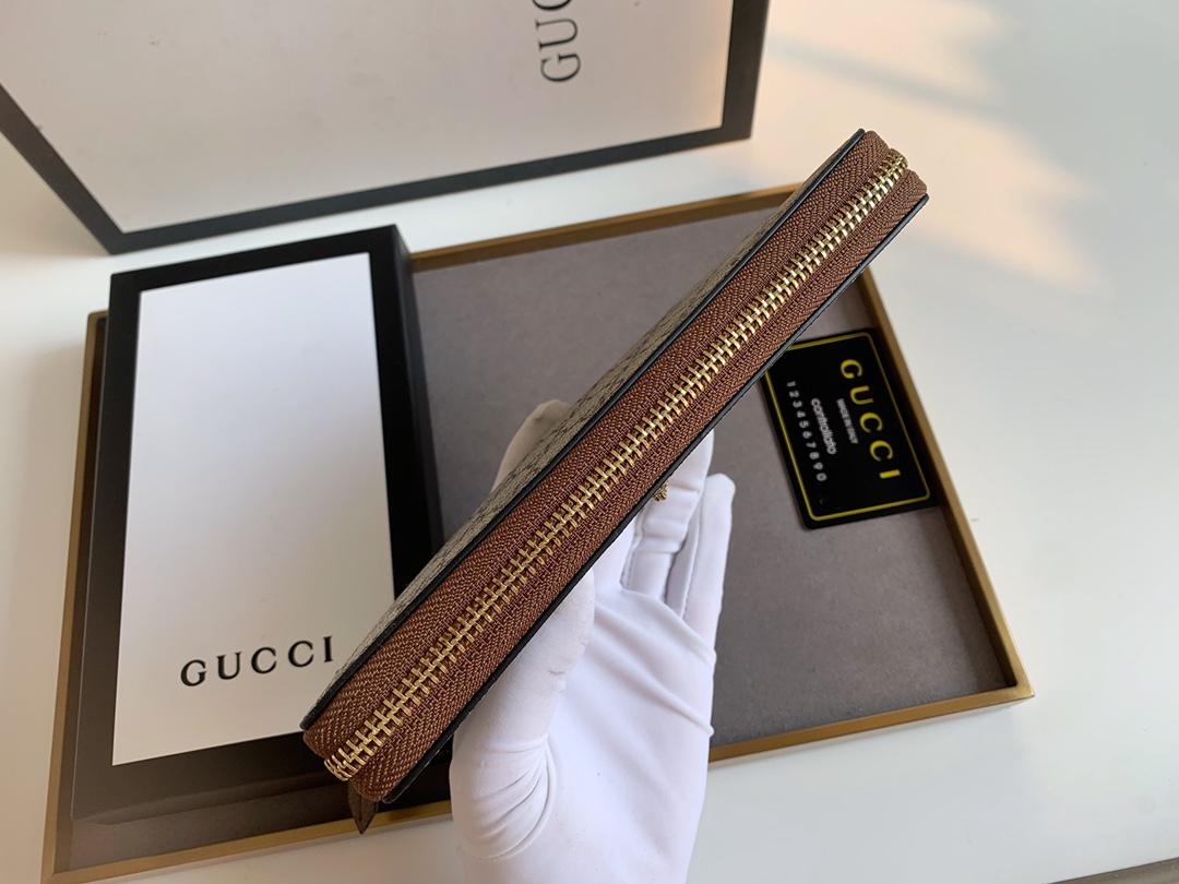 Gucci ヴィンテージ風トラベルラベル付きシングルファスナー財布