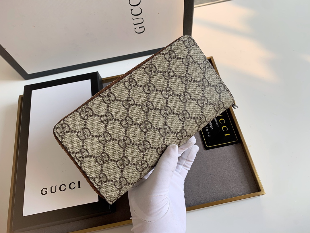 Gucci ヴィンテージ風トラベルラベル付きシングルファスナー財布
