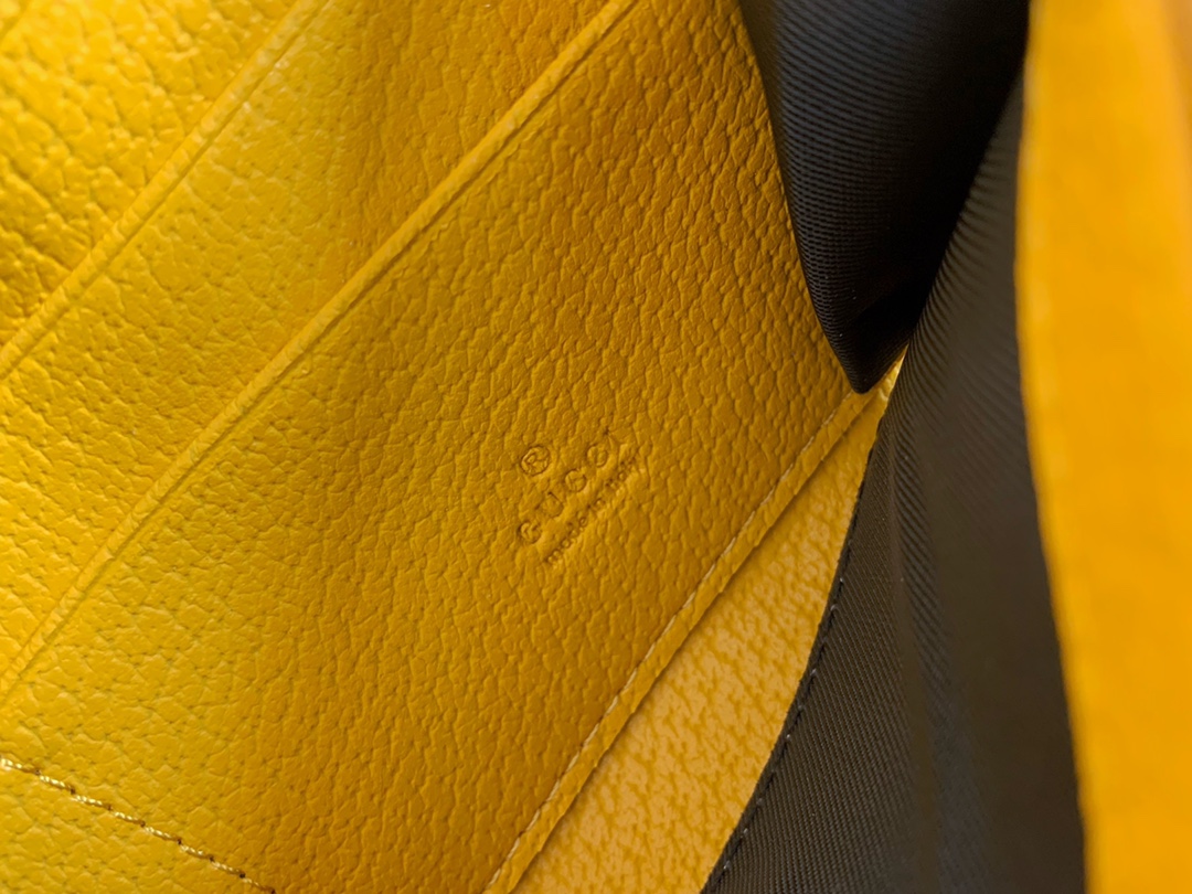 Gucci ヴィンテージ風トラベルラベル付きシングルファスナー財布