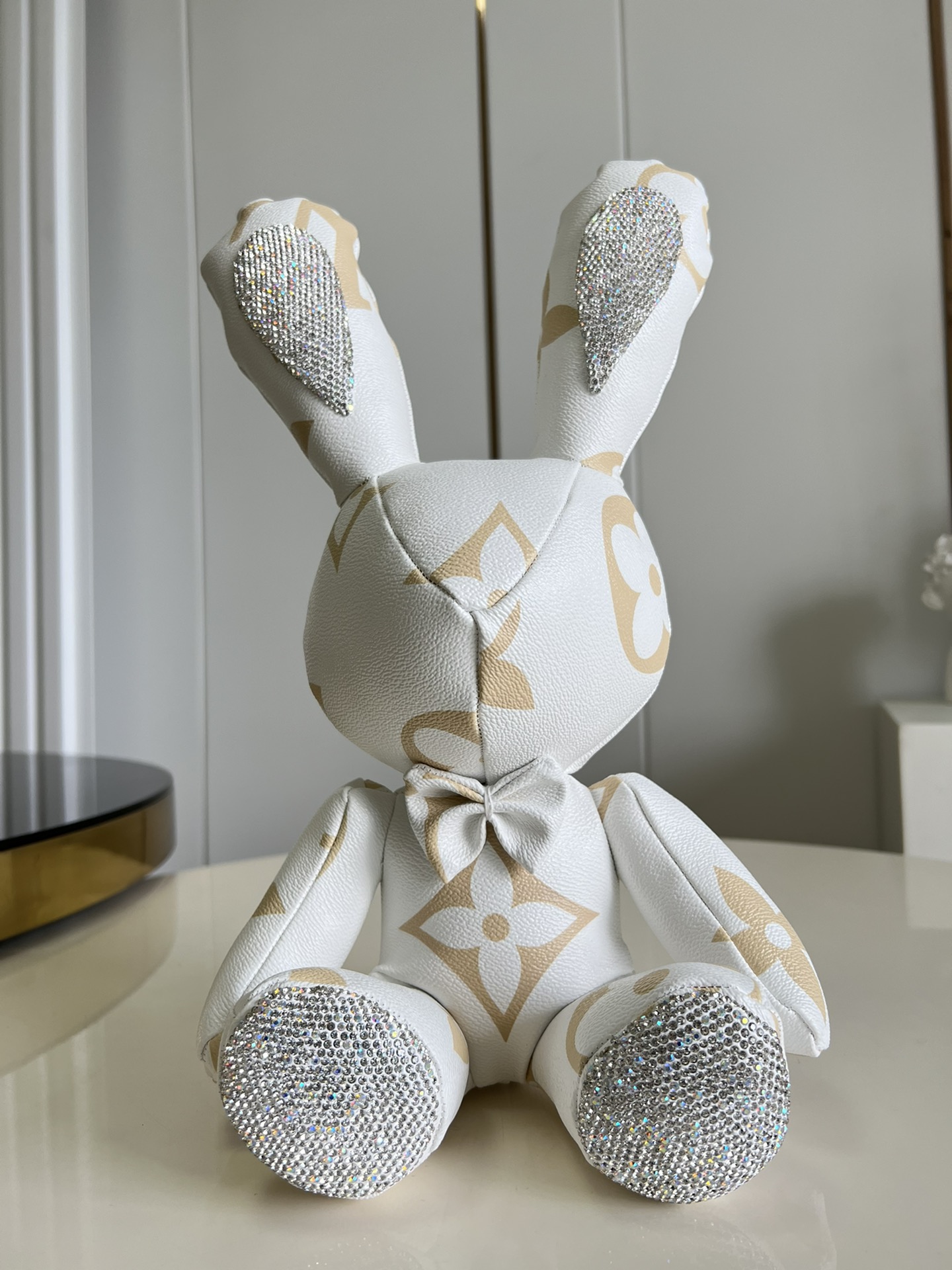 NO:398001,【Exclusive real shot of rabbit】High-quality version of 'unique, unlimited genre' pure handmade couple showcase little rabbit is here  The next two months are a festival, so that she can experience the novelty from the inside out. This time the gift is not Ferrero chocolate, nor the desktop hourglass or the emperor's new gift. It is a pair of catwalk rabbits for you. The imported Swarovski diamonds and bright and shiny fire diamonds are used. The aluminum alloy grid is artificially inlaid with diamonds. The high bottom width of 38.0x7x11cm is suitable for a gift. It may be like, or longing. It is always a certain feeling. It can be placed on the sofa, the TV cabinet, refrigerator, or as a car pillow. When she is watching TV shows at night, she can also hold it with a hint of security. This is the biggest difference between it and ordinary products. Gorgeous gifts will indeed make people happy, but only the gifts that carry stories will be remembered in the other party's heart.  Gifts are just a way, not a purpose, and cannot be used as the only evidence for the support and love of each other when they get along. On a whim, parading around the streets and stretching stories is also a good medicine to adjust the taste of life; or trying fresh elements with your partner and experiencing the 'first' sharing and collision between the two people's small universes is actually the best and most essential gift. (Since it is handmade, the distribution of physical patterns will be subtle differences from the photos in this group, so don't mind taking pictures) Packaging at a price of 199, LV [original skin], louis vuitton, throw pillows19860909【独家实拍 兔子】高货版 “独一无二,不限体裁”的纯手工情侣走秀款小兔子来啦 下两个月是节日扎堆期,让Ta体会到从里到外的新奇感,这次的礼物不是费列罗巧克力,也不是桌面沙漏或者皇帝的新礼,推陈出新给你们准备一对走秀小兔子.用的进口施华洛钻加亮闪闪的火钻,铝合金网格内人工镶嵌,不掉钻,38.0x7x11cm的高底宽,适合当一份礼物,承载的,也许是喜欢,也许是思念,总是某种感情,可以摆在沙发上床头柜电视柜电冰箱上抑或是当汽车抱枕,晚上让她追剧的时候也可以抱着它有一丝丝安全感,这便是它与普通商品最大的不同点.华丽的礼物的确会使人高兴一阵,但是唯有承载了故事的礼物,才会被好好记在对方心中. 礼物只是方式,而不是目的,不能作为二人相处时互相扶持、相知相爱的唯一证据.一时兴起去游街串巷、拉长话短同样是调剂生活品位的良药；或者与另一半尝试新鲜的元素,一起去经历人生的“第一次”两个人小宇宙的分享与碰撞,其实是最好、最本质的礼物.（由于是手工制作,实物图案分布跟本组照片上会有细微差异,介意勿拍）一口价配包装199,LV【原厂皮】,louis vuitton,throw pillows,Bag