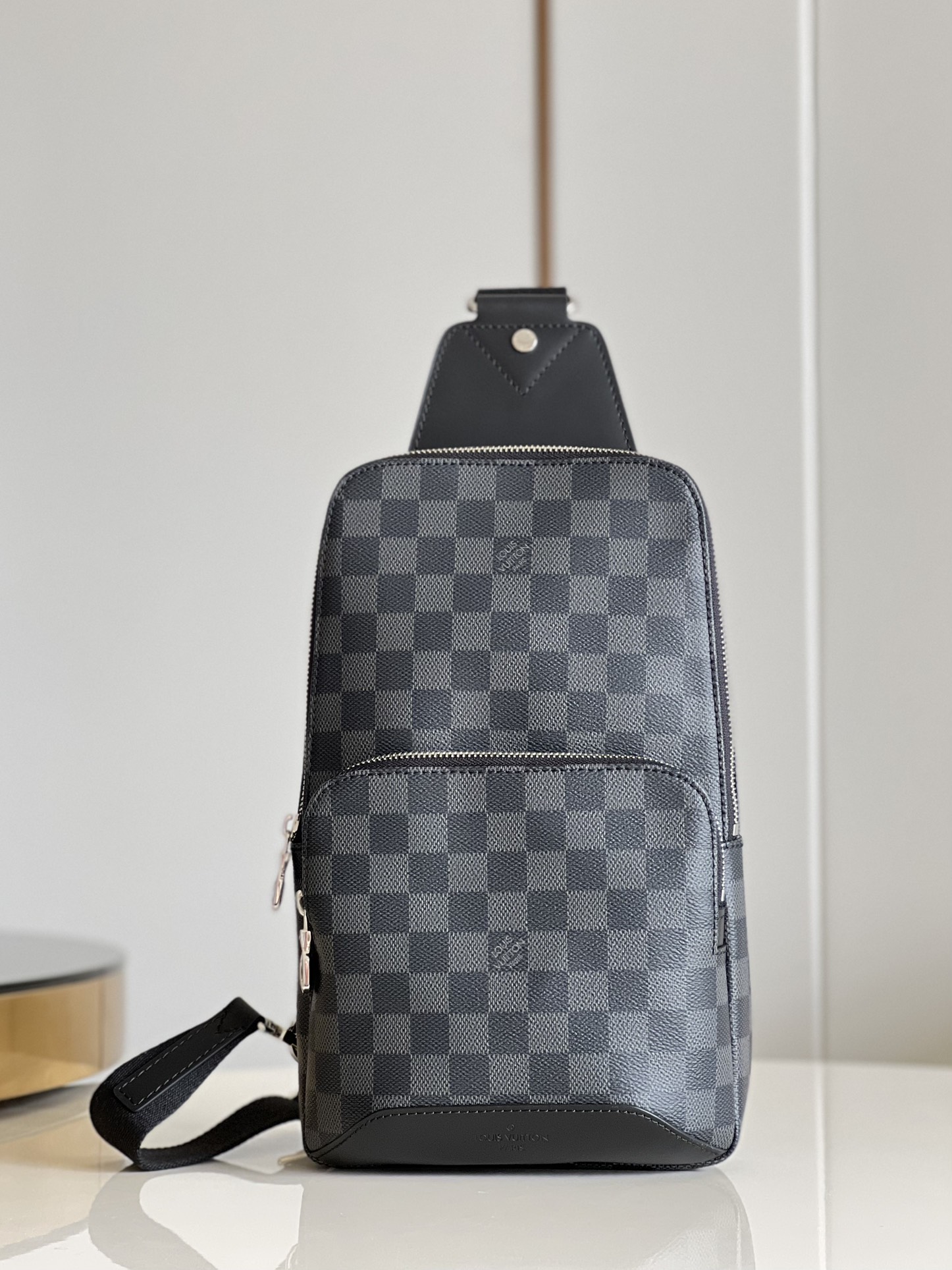 NO:398033,【Exclusive real photo N41719 Black】FL factory, chest bag series AVENUE shoulder bag This Damier Graphite canvas shoulder bag is the perfect companion for urban life, small and fashionable, showing a casual and uninhibited attitude. The 'smart' shoulder strap design is suitable for left or right shoulder carrying. Improve the comfort of the back carrying; the double zipper opening and closing design ensures that valuables are placed without any security. Size 20x31x10cm y.,LV [original leather],louis vuitton, shoulder bags19860909【独家实拍N41719黑格】 FL厂出品 胸包系列 AVENUE 单肩包 此款Damier Graphite帆布面料的单肩包是都市生活的完美伴侣小巧而时髦,展现休闲而不羁的态度.“智能”肩带设计,适合左肩或右肩背携.改善背携舒适度的造型设计；双拉链开合设计,确保贵重物品安放无虞.尺寸20x31x10cm y.,LV【原厂皮】,louis vuitton,shoulder bags,Bag