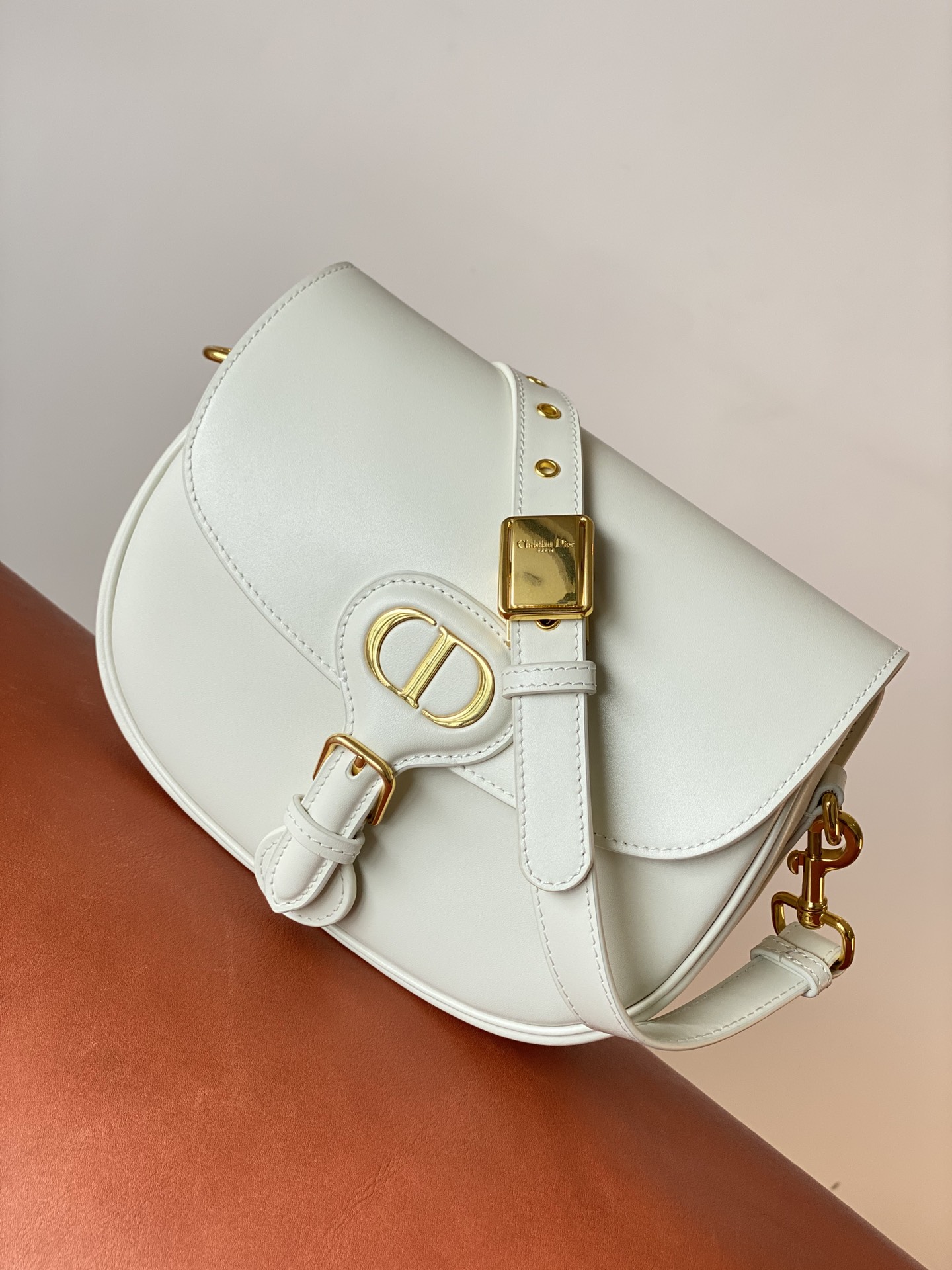 Celine Limited time price of 850, medium size, white, Ds latest bobby series, named in tribute to Mr. DI0Rs pet dog, which means loyalty and succ