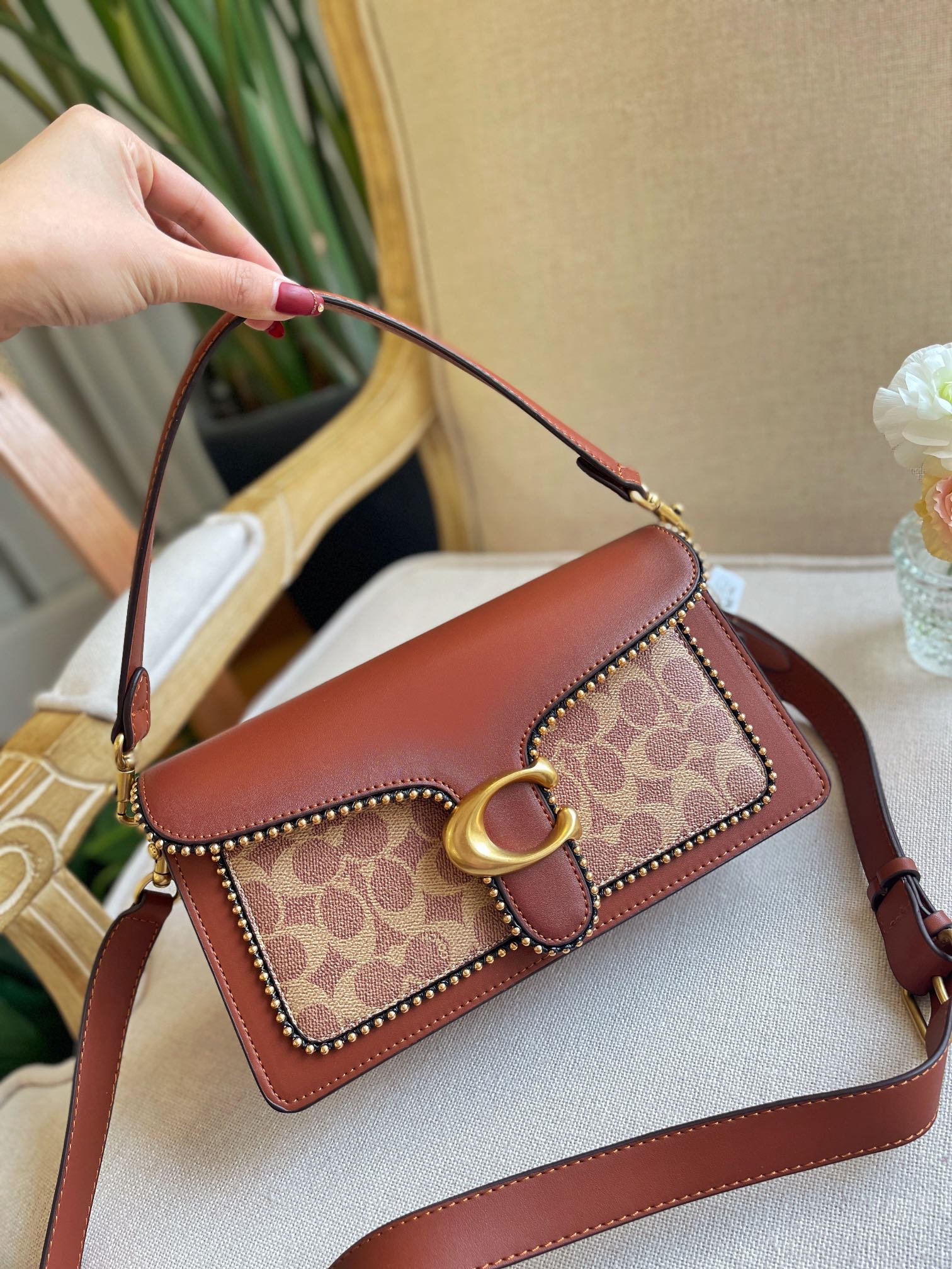 J5 ｜Coach & tabby  Coach 蔻驰  ～徽章 酒神包 Ss21Tabby系列。牛皮质地非常柔软细腻简洁大方。双层两条长带 单肩加斜挎。尺寸长26 高15″},”isTo& tabby  Coach 蔻驰  ～徽章 酒神包 Ss21Tabby系列。牛皮质地非常柔软细腻简洁大方。双层两条长带 单肩加斜挎。尺寸长26 高15