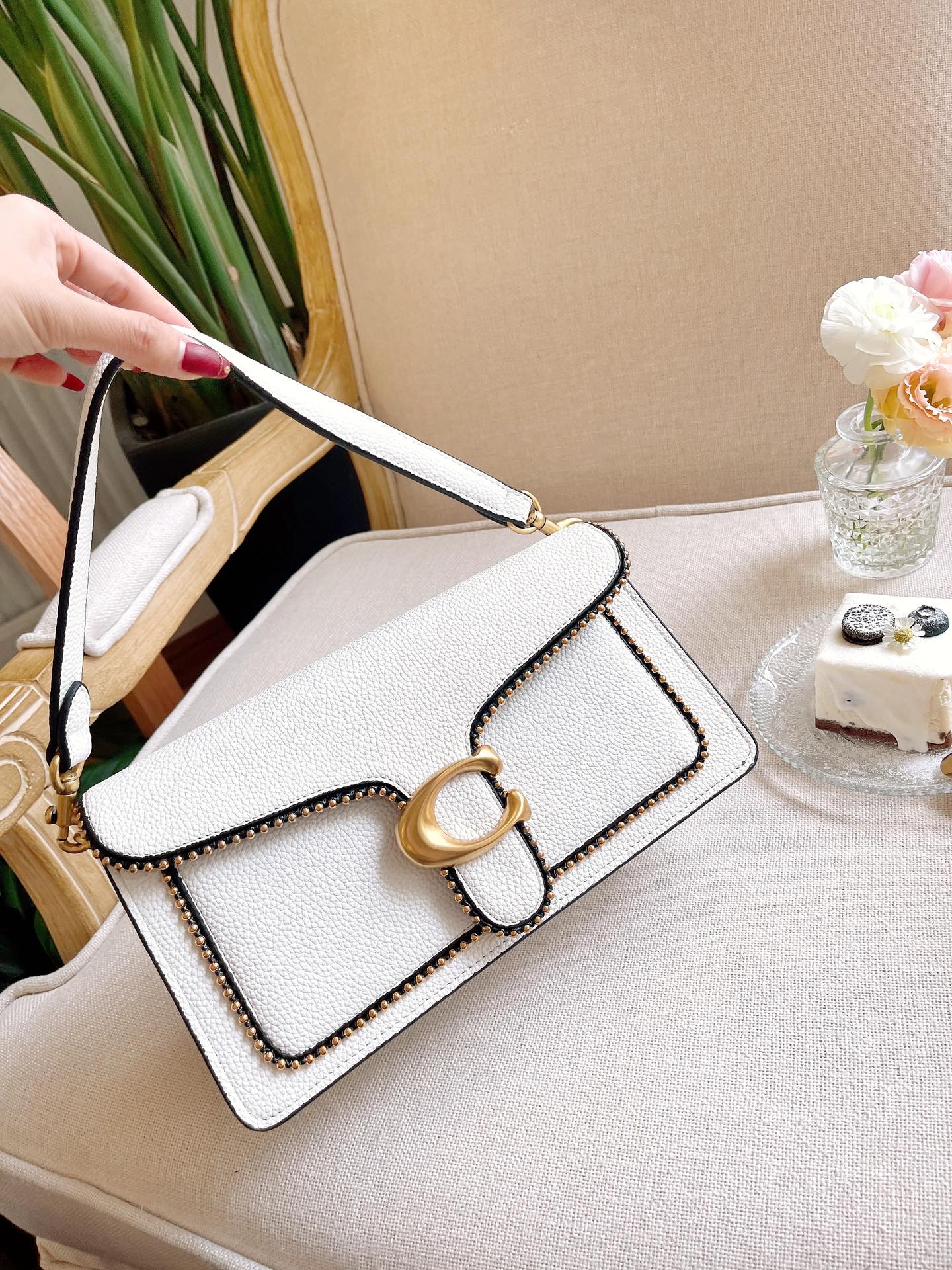 J5 ｜Coach & tabby  Coach 蔻驰  ～徽章 酒神包 Ss21Tabby系列。牛皮质地非常柔软细腻简洁大方。双层两条长带 单肩加斜挎。尺寸长26 高15