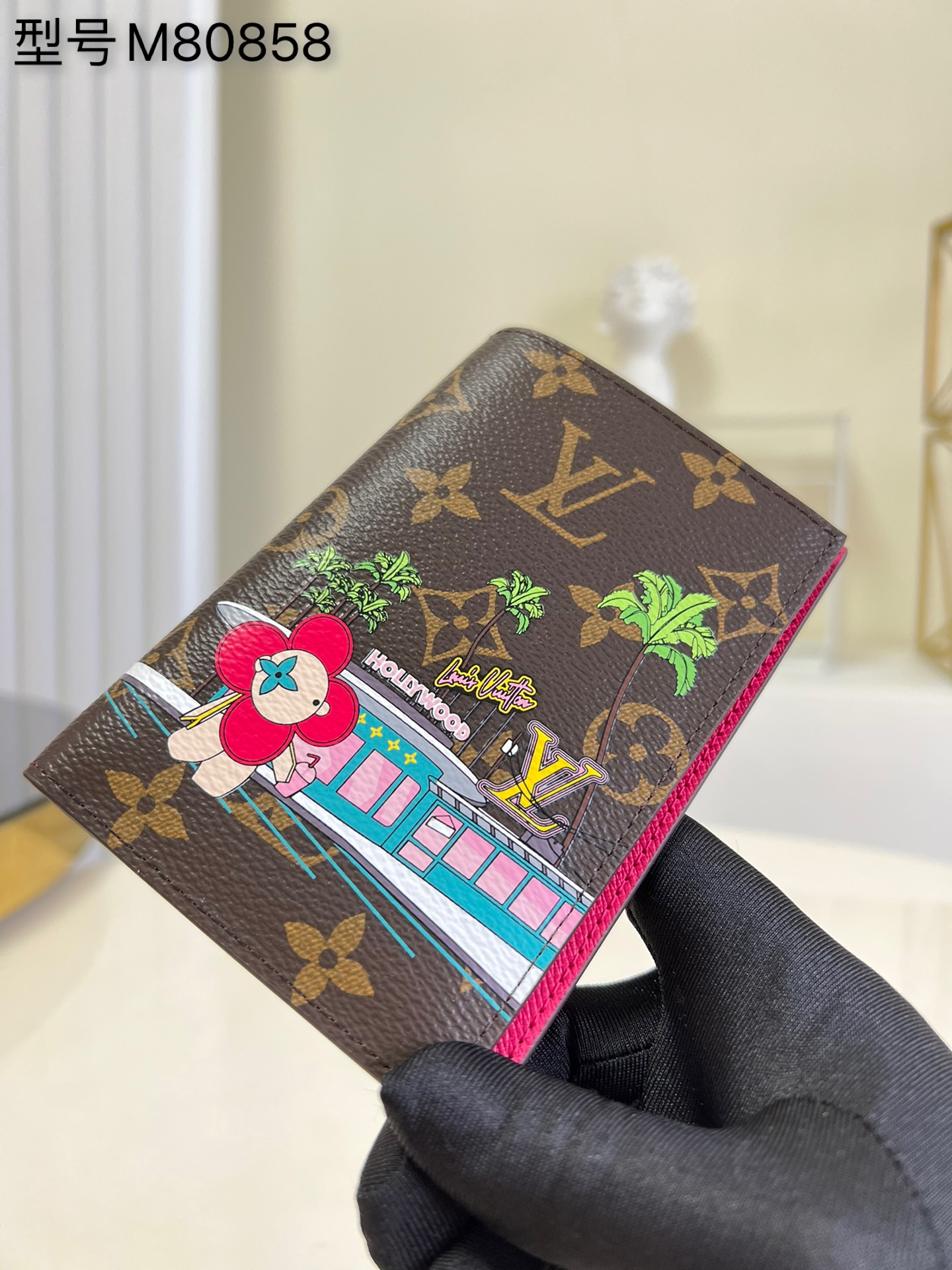 NO:398004,【Exclusive real photo M80858】M64411 This passport cover uses Monogram canvas to set off a limited edition print, telling the Hollywood Avenue trip of the brand mascot Vivienne. The lightweight configuration is equipped with card slots and an open mezzanine that is convenient for access to the passport, making it a gift. Size 10X14X2.5 v., LV [original leather], louis vuitton19860909【独家实拍M80858】M64411 此款护照套以 Monogram 帆布烘托限量版印花,讲述品牌吉祥物 Vivienne 的好莱坞大道之旅.轻盈构型内设卡位和方便存取护照的开放式夹层,成就馈赠佳礼.尺寸10X14X2.5 v.,LV【原厂皮】,louis vuitton,Bag