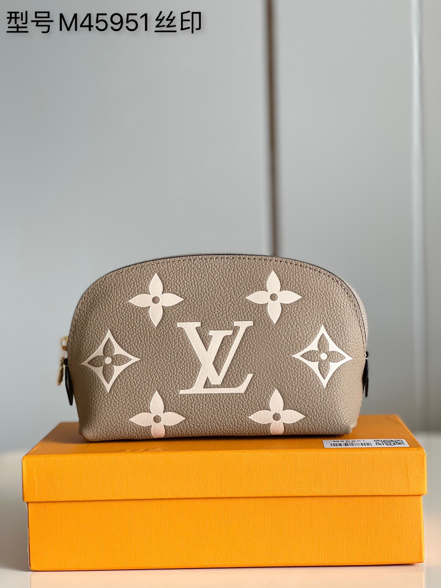 NO:398016,【Exclusive real photo M45951 embossed】 (Silkprint) This small makeup bag is made of Monogram canvas and can be easily placed in a handbag. The round bag body is designed with a flat bottom, making it easy to pick up and hold cosmetics. Size: 17*12*6 a., LV [original leather], louis vuitton, cosmetic bags & cases19860909【独家实拍M45951压花】（丝印）这款小巧的化妆包以Monogram 帆布制造,可轻易放入手袋内.圆形袋身配平面袋底的设计,方便取放化妆用品. 尺寸:17*12*6 a.,LV【原厂皮】,louis vuitton,cosmetic bags & cases,Bag