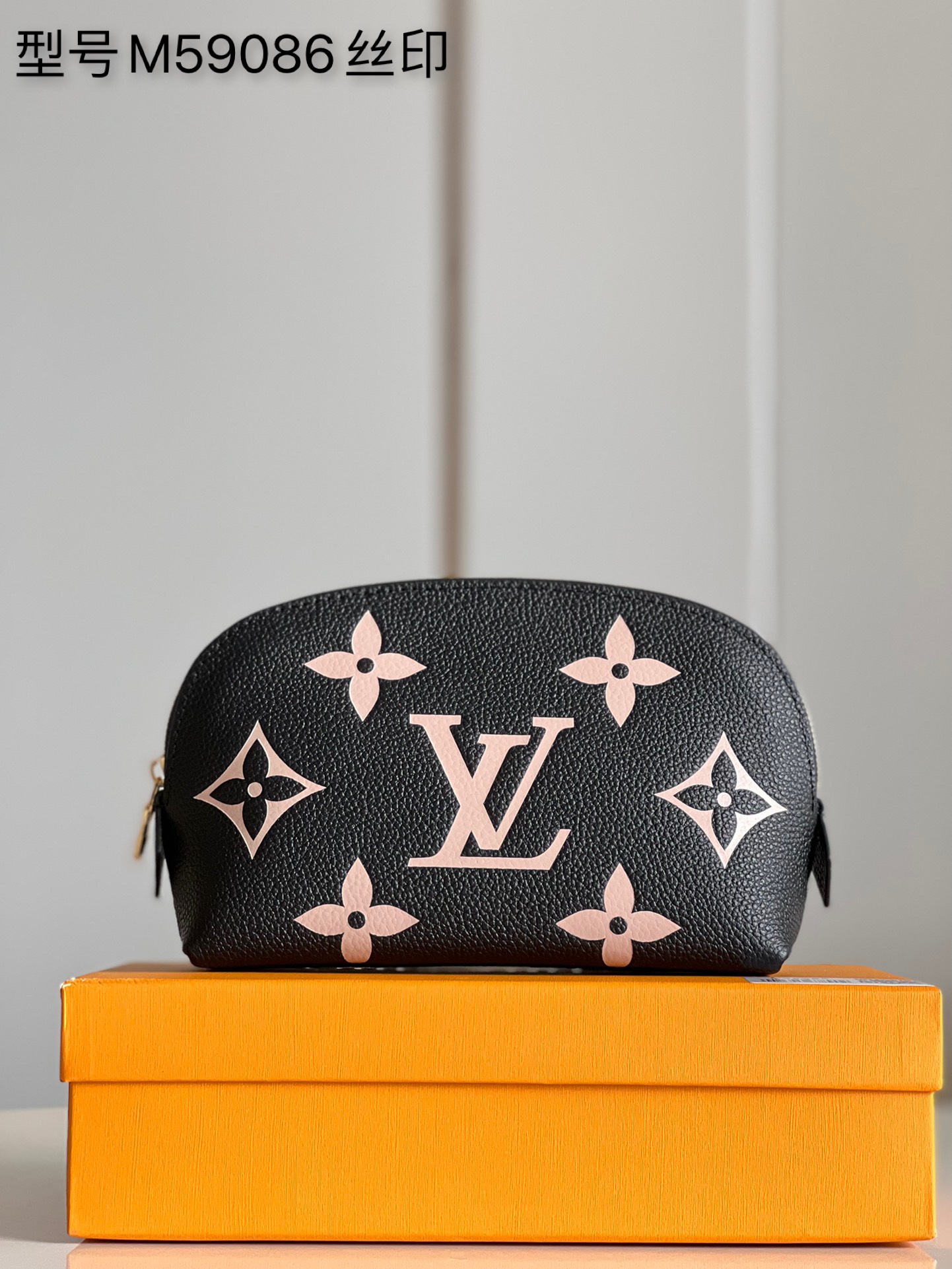 NO:398017,【Exclusive real photo M59086 embossed】 (Silkprint) This small makeup bag is made of Monogram canvas and can be easily placed in a handbag. The round bag body is designed with a flat bottom, making it easy to pick up and hold cosmetics. Size: 17*12*6 a., LV [original leather], louis vuitton, cosmetic bags & cases19860909【独家实拍M59086压花】（丝印）这款小巧的化妆包以Monogram 帆布制造,可轻易放入手袋内.圆形袋身配平面袋底的设计,方便取放化妆用品. 尺寸:17*12*6 a.,LV【原厂皮】,louis vuitton,cosmetic bags & cases,Bag