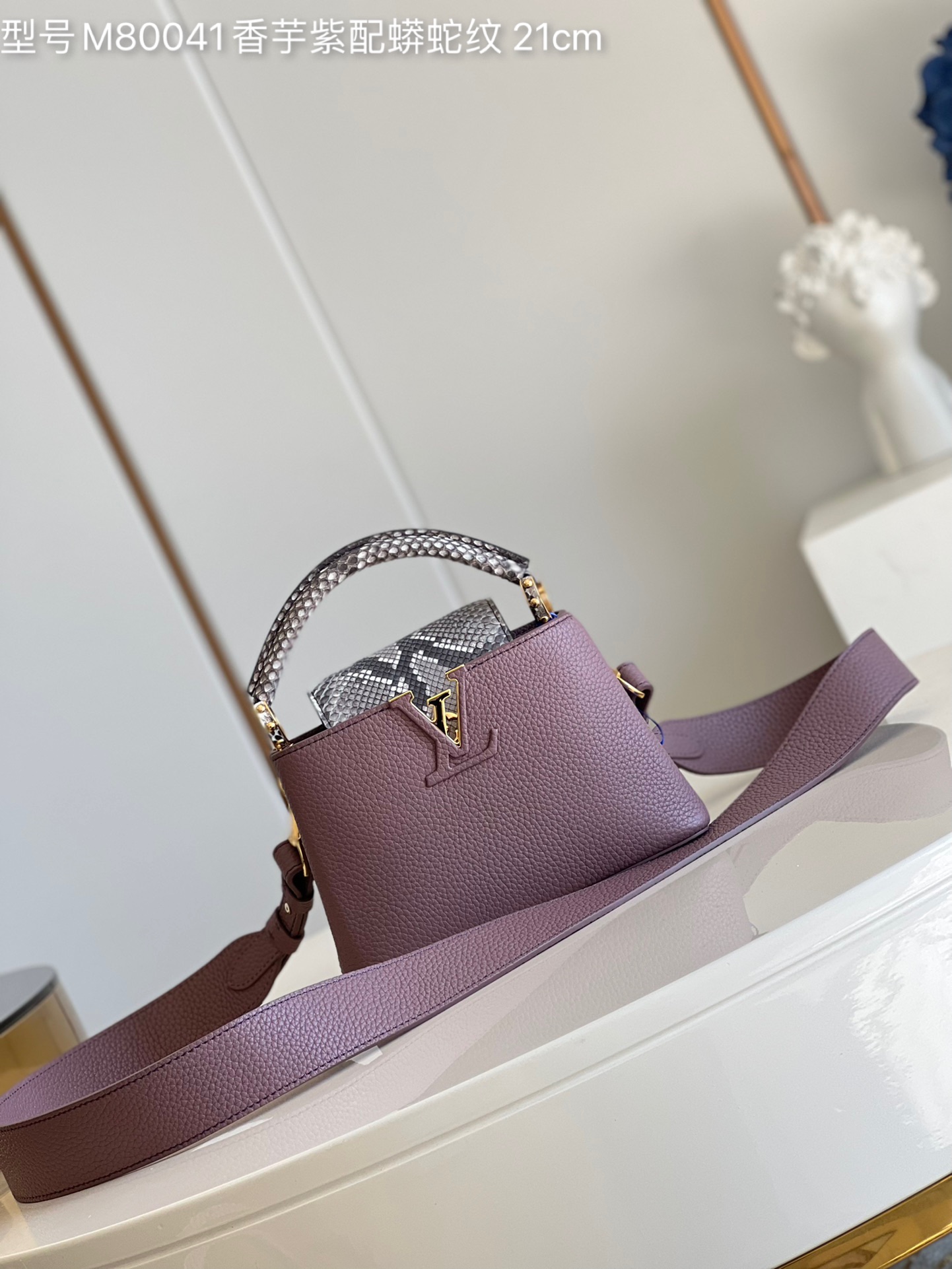 NO:398027,【Exclusive real photo of N80041 taro purple with python gold buckle】 M96497 Capucines mini handbag is made of deeply dyed Taurillon leather, with gorgeous python leather embellished with handles and flip cover. Whether carrying or wearing a wide shoulder strap on the shoulder, you can release the attention style in any occasion. Detailed features 21 x 14 x 8 cm kl.,LV【original leather】,louis vuitton,snakeskin19860909【独家实拍N80041香芋紫配蟒蛇金扣】 M96497本款 Capucines 迷你手袋取材深染 Taurillon 皮革,以华丽蟒蛇皮点缀手柄和翻盖.无论手提或系上宽肩带肩背,均可在任意场合释放瞩目格调. 详细特征21 x 14 x 8 厘米 kl.,LV【原厂皮】,louis vuitton,snakeskin,Bag