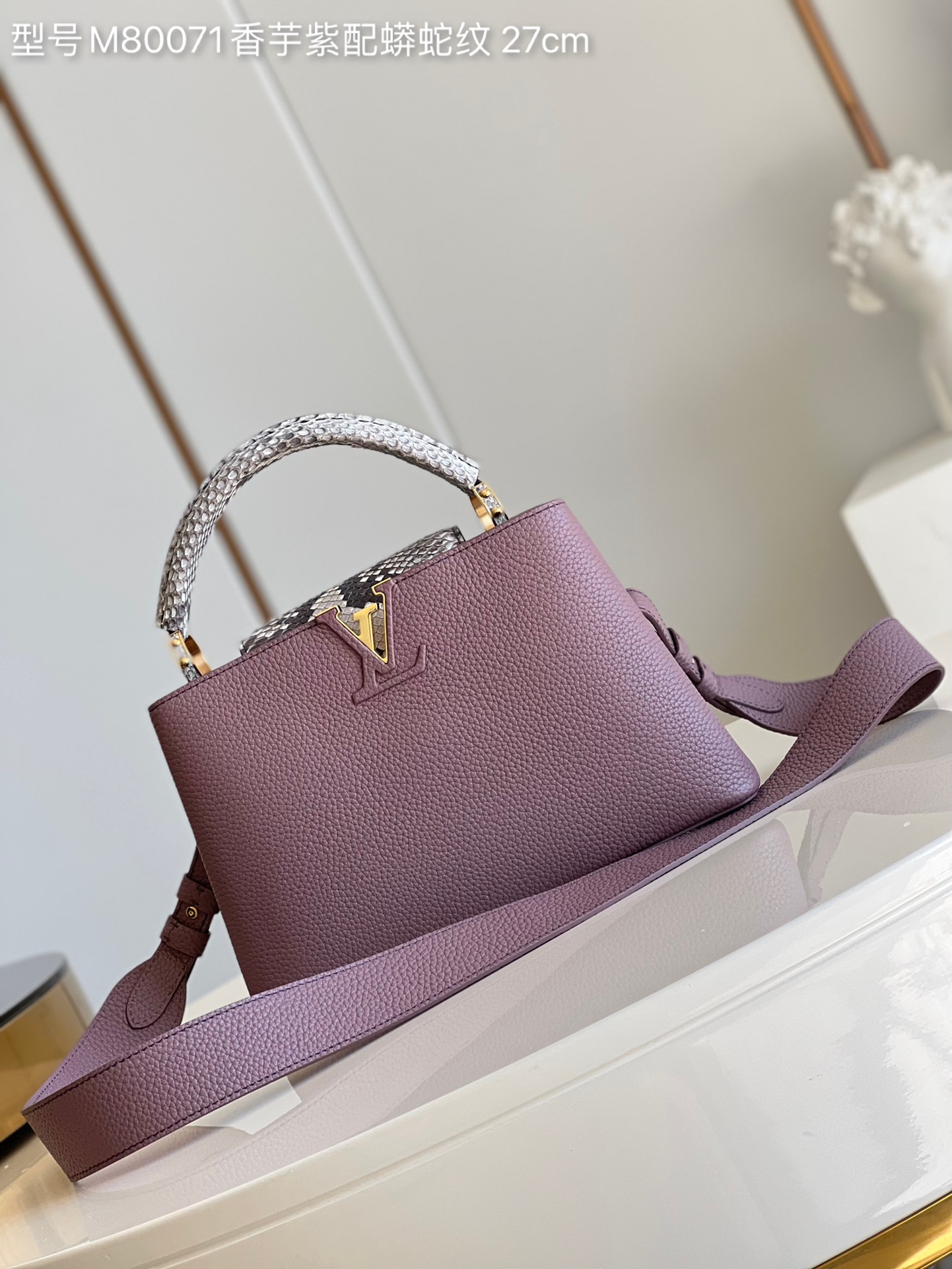 NO:398029,[Exclusive real photo of N80071 taro purple with python gold buckle] This Capucines BB handbag is made of Taurillon leather to create a pocket configuration, and then the gorgeous python leather wraps the top handle and flip cover. The latter can be retracted or externally, presenting the two-style style of the Capucines series. The removable and adjustable shoulder straps make for comfortable shoulder or crossbody. Detailed dimensions 27 x 18 x 9 cm (length x height x width) kl.,LV [original leather],louis vuitton,snakeskin19860909【独家实拍N80071香芋紫配蟒蛇金扣】 本款 Capucines BB 手袋以 Taurillon 皮革塑造袖珍构型,再令华美蟒蛇皮包裹顶部手柄及翻盖,后者可内收或外置,呈现 Capucines 系列的两式风尚.可拆卸并调节的肩带实现舒适肩背或斜挎. 详细尺寸27 x 18 x 9 厘米 (长度 x 高 x 宽) kl.,LV【原厂皮】,louis vuitton,snakeskin,Bag