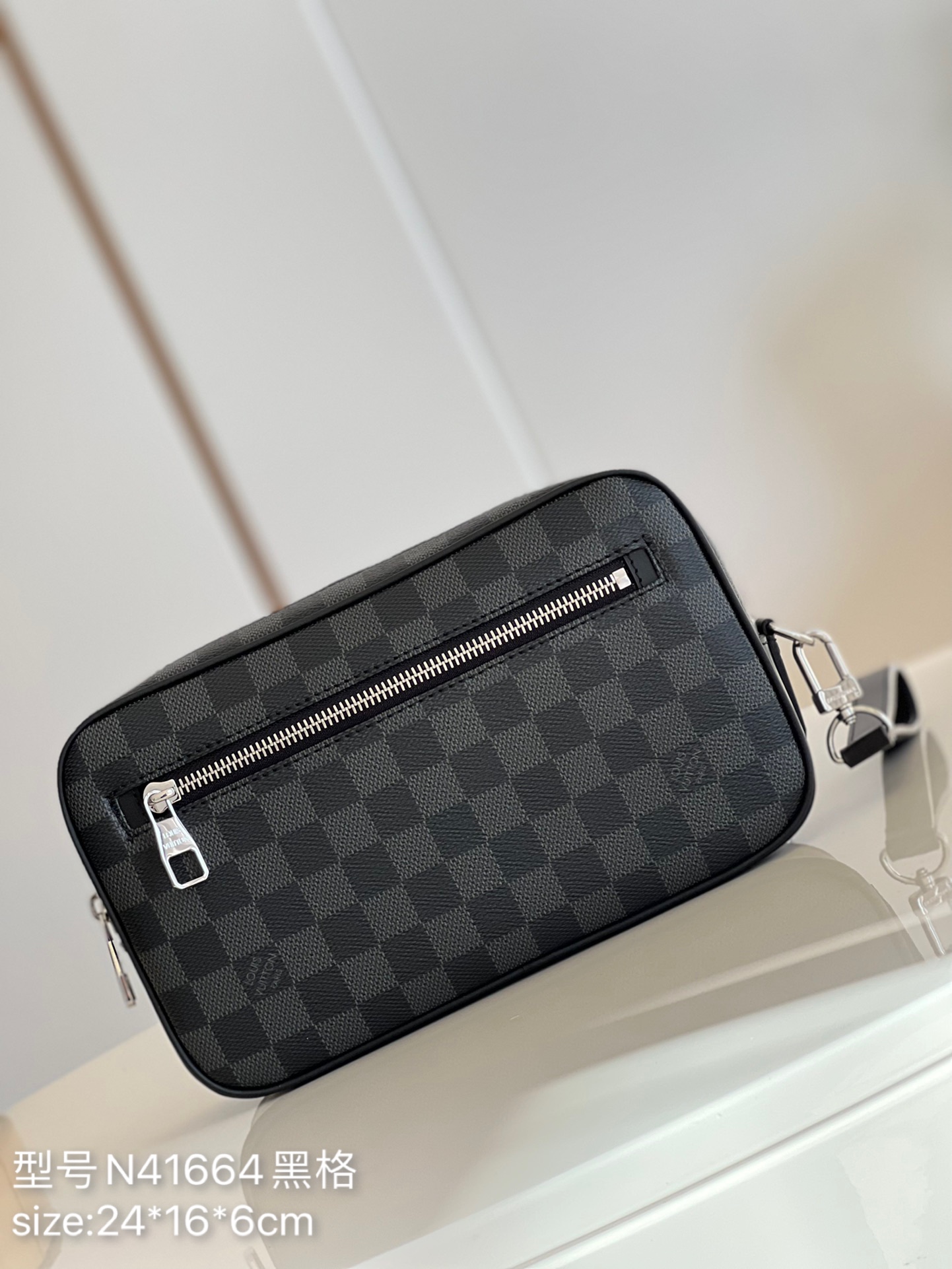 NO:398018,【Exclusive real photo N41664】FL factory KASAI clutch, spacious zipper opening, rich inner and outer pockets and slots bring great practicality. This Kasai clutch made of iconic Damier Graphite coated canvas can be clipped on the inside of the arm or tied to the wrist with a strap size: 24*16*6cm Full package y.,LV [original leather],louis vuitton19860909【独家实拍N41664】FL厂出品 KASAI 手包 宽敞的拉链开口 丰富的内外口袋与插槽带来极强的实用性 此款采用标志性Damier Graphite涂层帆布材质的Kasai手包既可夹于手臂内侧 亦可通过包带系于腕间 size:24*16*6cm 全套包装 y.,LV【原厂皮】,louis vuitton,Bag