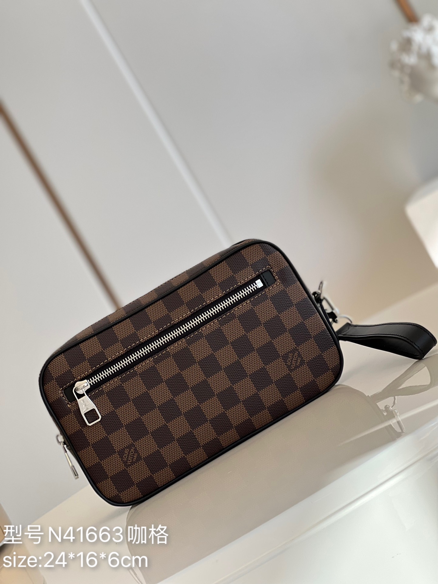 NO:398020,【Exclusive real-life N41663 coffee】Produced by FL factory KASAI clutch, spacious zipper opening, rich inner and outer pockets and slots, bringing strong practicality. This Kasai clutch made of iconic Damier Graphite coated canvas can be clipped on the inside of the arm or tied to the wrist with a strap size: 24*16*6cm Full package y.,LV [original leather],louis vuitton19860909【独家实拍N41663咖啡】FL厂出品 KASAI 手包 宽敞的拉链开口 丰富的内外口袋与插槽带来极强的实用性 此款采用标志性Damier Graphite涂层帆布材质的Kasai手包既可夹于手臂内侧 亦可通过包带系于腕间 size:24*16*6cm 全套包装 y.,LV【原厂皮】,louis vuitton,Bag