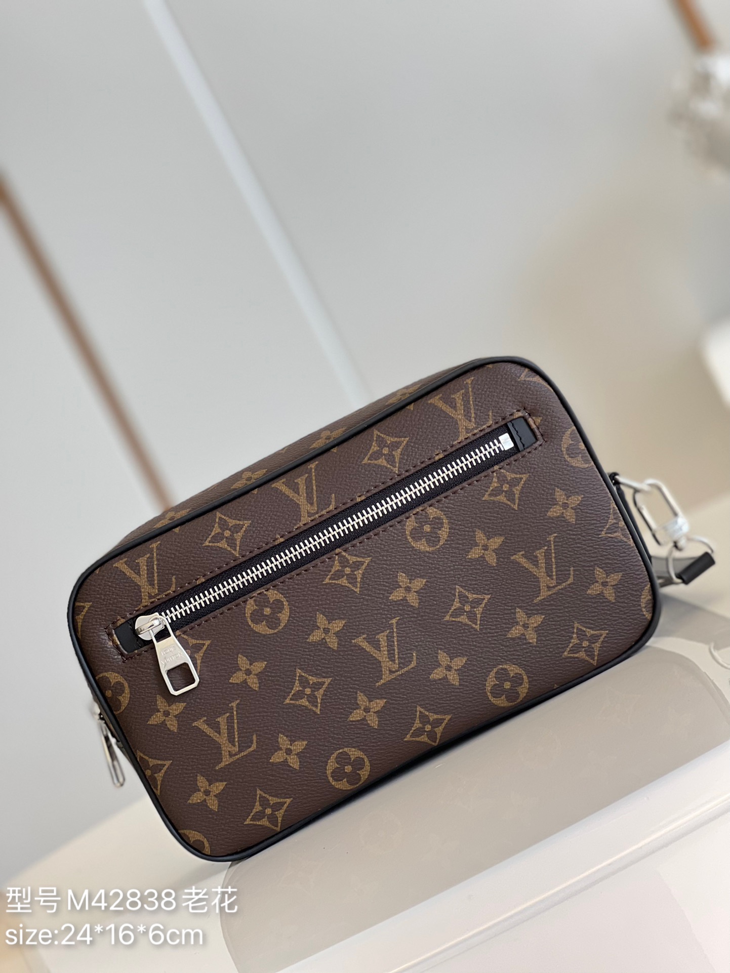 NO:398022,【Exclusive real photo M42838】FL factory KASAI clutch, spacious zipper opening, rich inner and outer pockets and slots, bringing strong practicality. This Kasai clutch made of iconic Damier Graphite coated canvas can be clipped on the inside of the arm or tied to the wrist with a strap size: 24*16*6cm Full package y.,LV [original leather],louis vuitton19860909【独家实拍M42838】FL厂出品 KASAI 手包 宽敞的拉链开口 丰富的内外口袋与插槽带来极强的实用性 此款采用标志性Damier Graphite涂层帆布材质的Kasai手包既可夹于手臂内侧 亦可通过包带系于腕间 size:24*16*6cm 全套包装 y.,LV【原厂皮】,louis vuitton,Bag