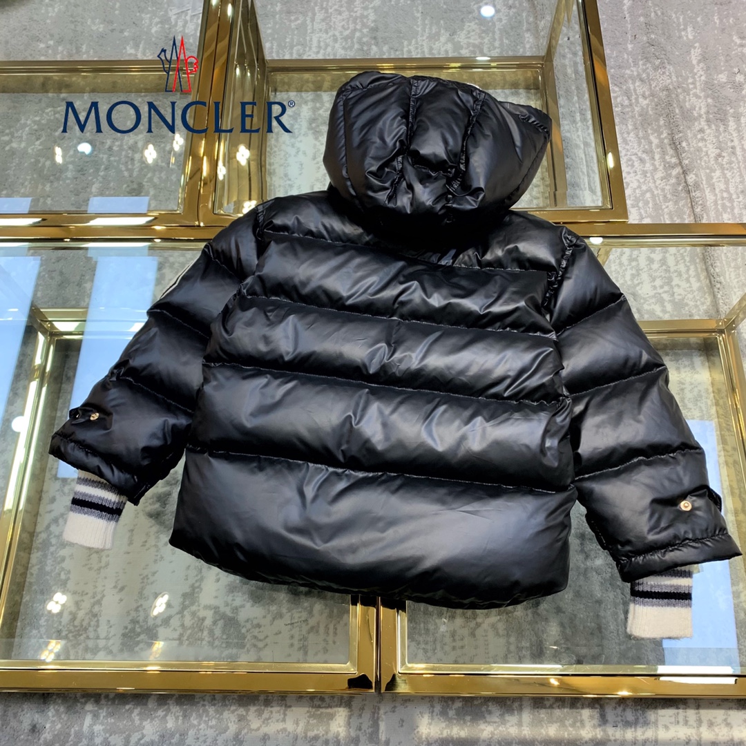 “21FW MC Fake Nylon Jackets: Cool White, Functional, and Stylish with Classic Logo” - 图片 5