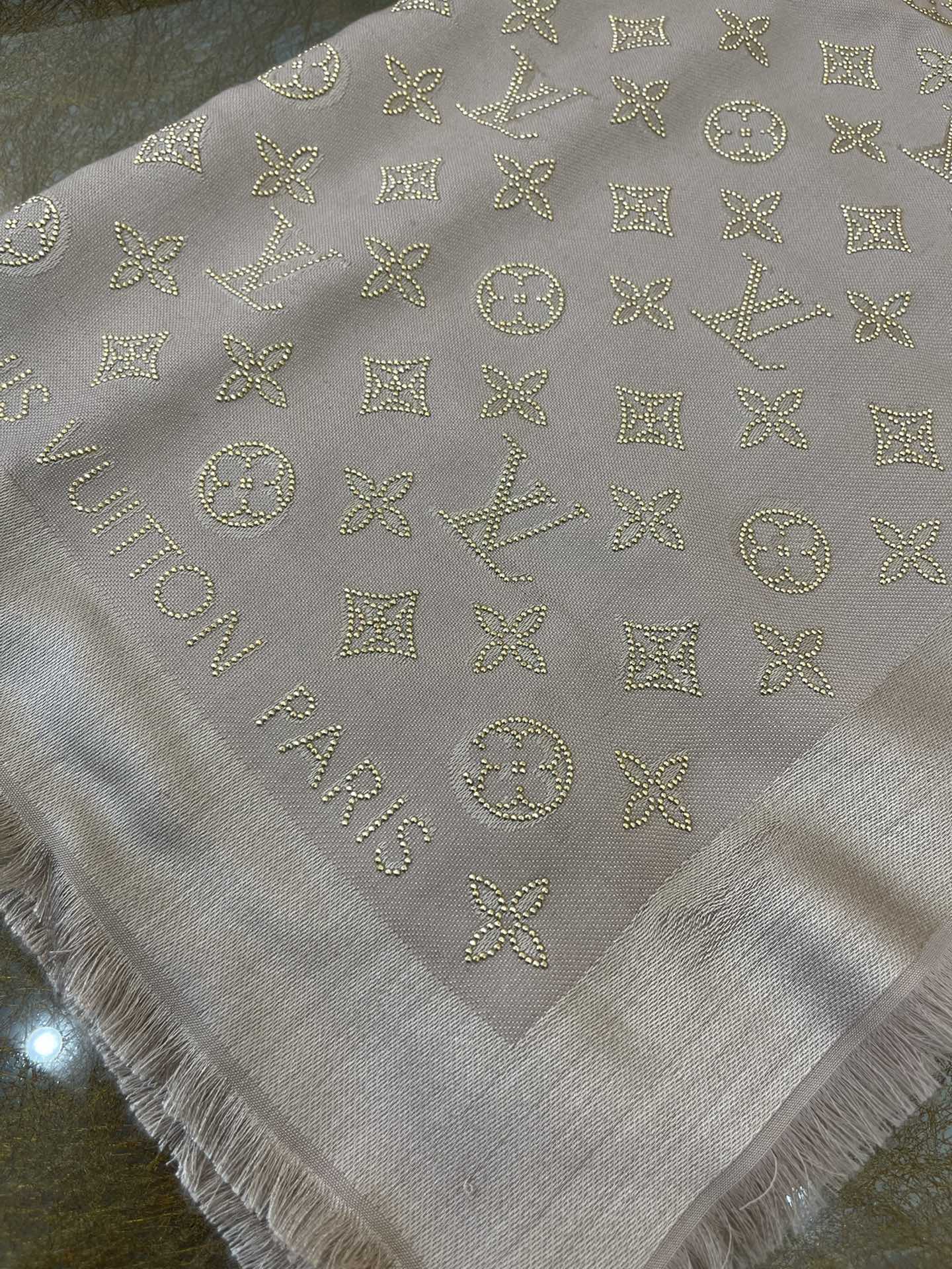 LV路易威登丝毛混纺披肩M76641 M70670