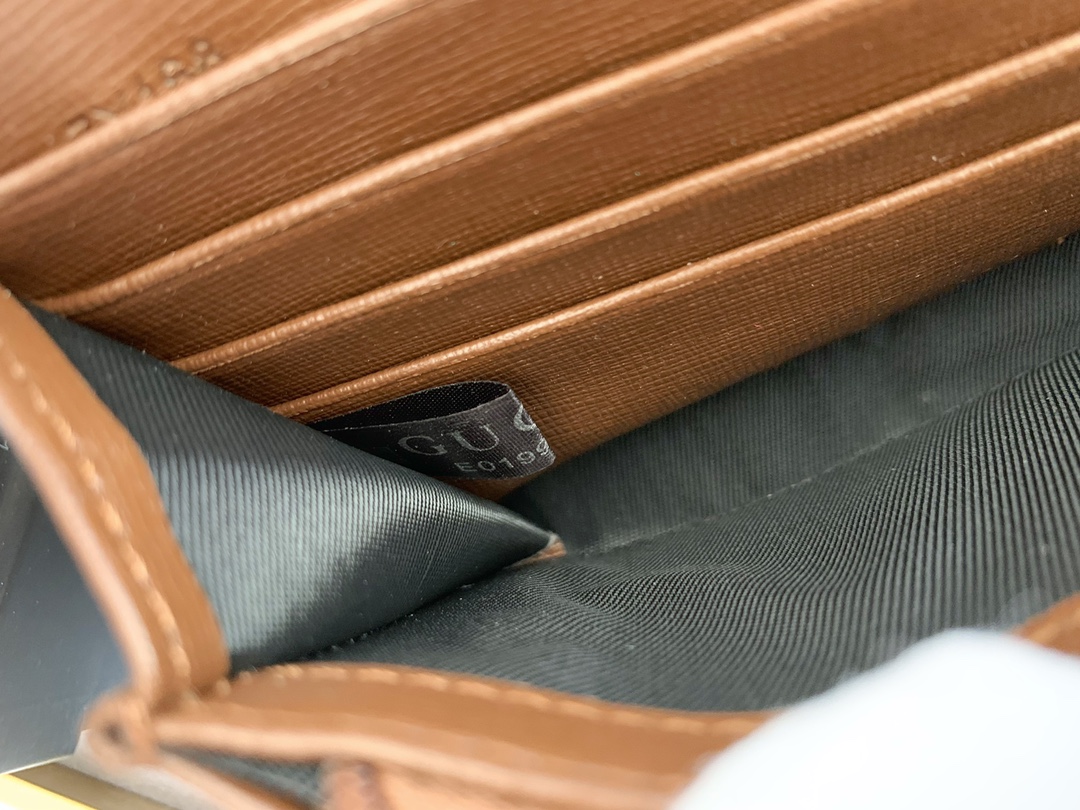 Gucci GGロゴラウンドジップポーチ - クラシックで洗練されたデザイン