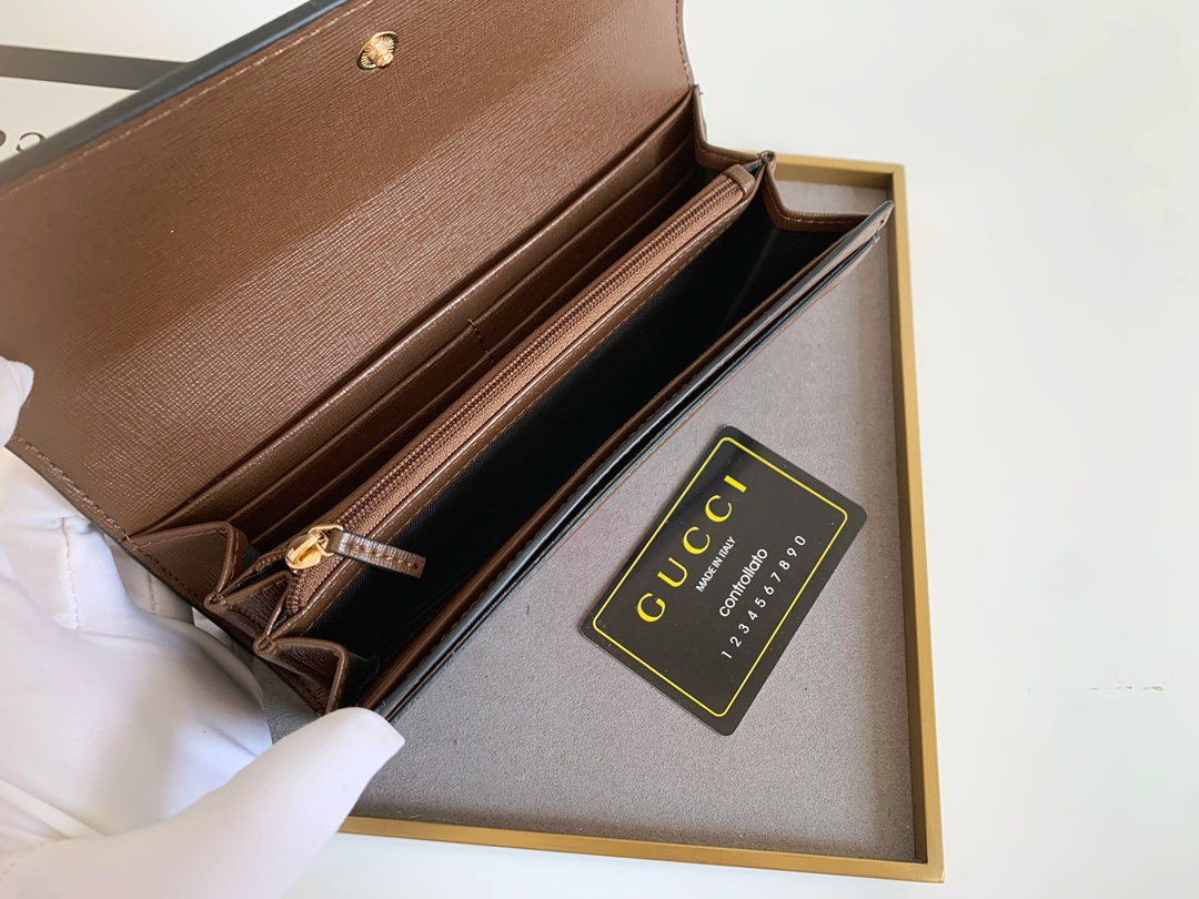 Gucci GGロゴラウンドジップポーチ - クラシックで洗練されたデザイン