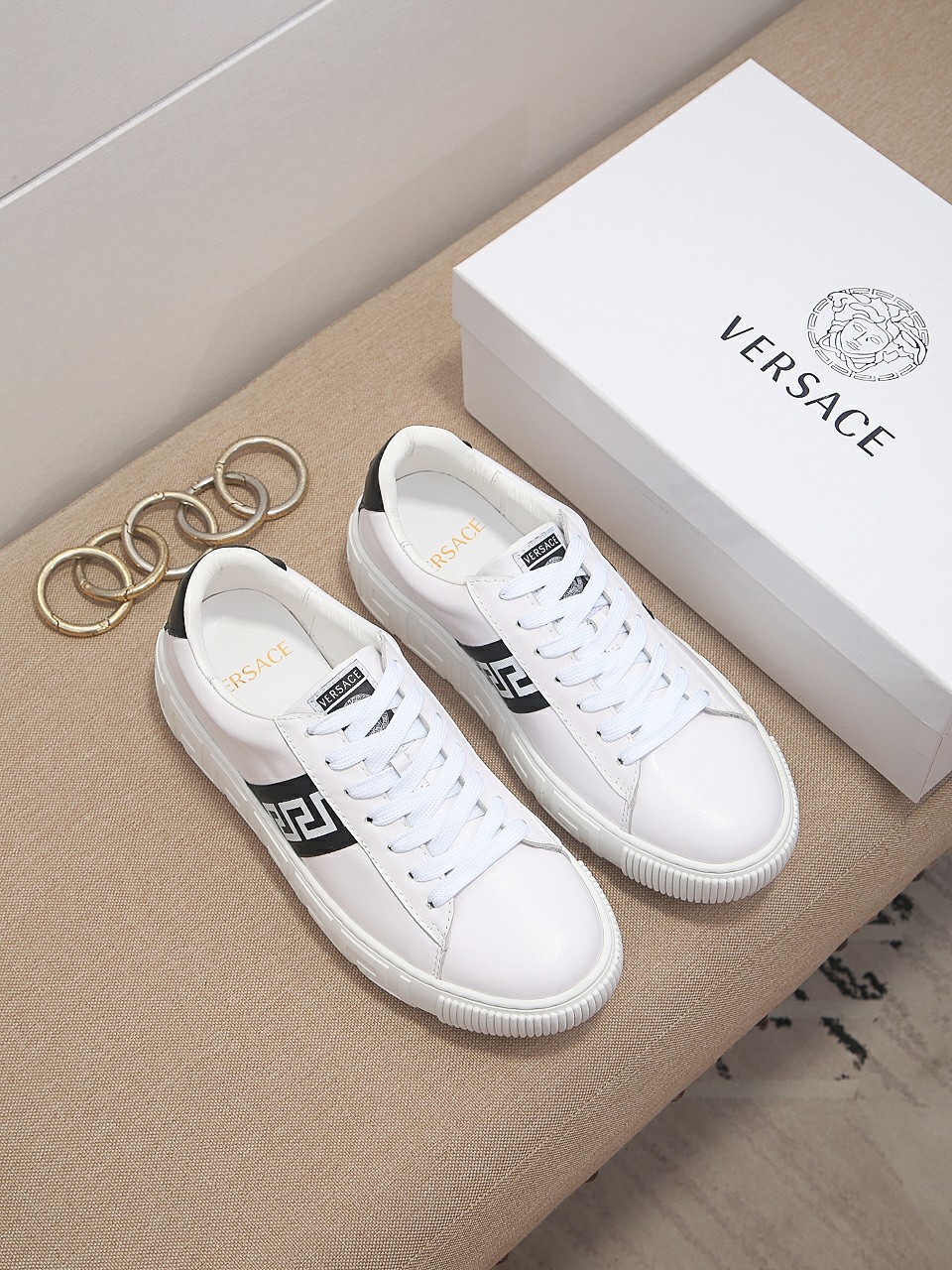 I0 范思哲，最潮款、原版鞋面，休闲鞋鞋让行走更加便捷舒适、运动男鞋休闲款，与官方质量相比完美的1：1复刻[色]均采用原版。打造时尚个性衬托你的与众不同😎适合户外司机出行🚗 潮男必备。😍