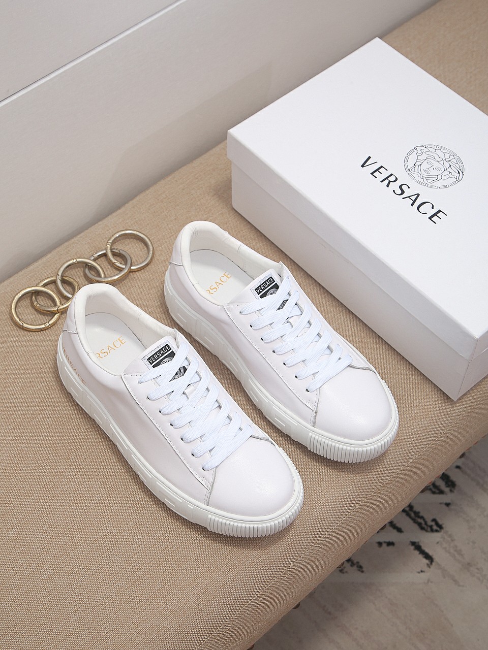 I0 范思哲，最潮款、原版鞋面，休闲鞋鞋让行走更加便捷舒适、运动男鞋休闲款，与官方质量相比完美的1：1复刻[色]均采用原版。打造时尚个性衬托你的与众不同😎适合户外司机出行🚗 潮男必备。😍