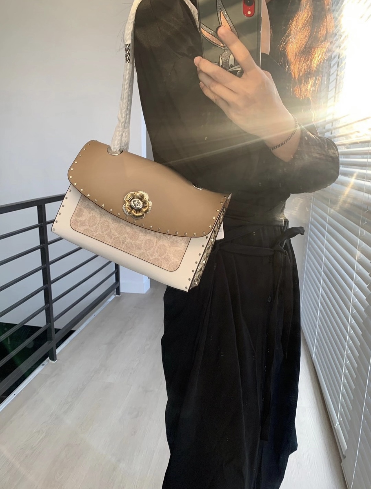 蔻驰新版山茶花/顶级原单 💰260 
所有女生都想拥有的一款轻奢包包.工整有型.质地轻盈.工整而轻盈的手袋可胜任不同场合.将上城优雅与下城简约相融.包身采用光滑皮革和经典标志涂层帆布制作.配备茶玫瑰旋锁口.带有皮革链条带.即可作为长肩带.也可以变为两个短手柄.容量很大.百搭款.怎么背都好看哦~
规格：26*17*10cm