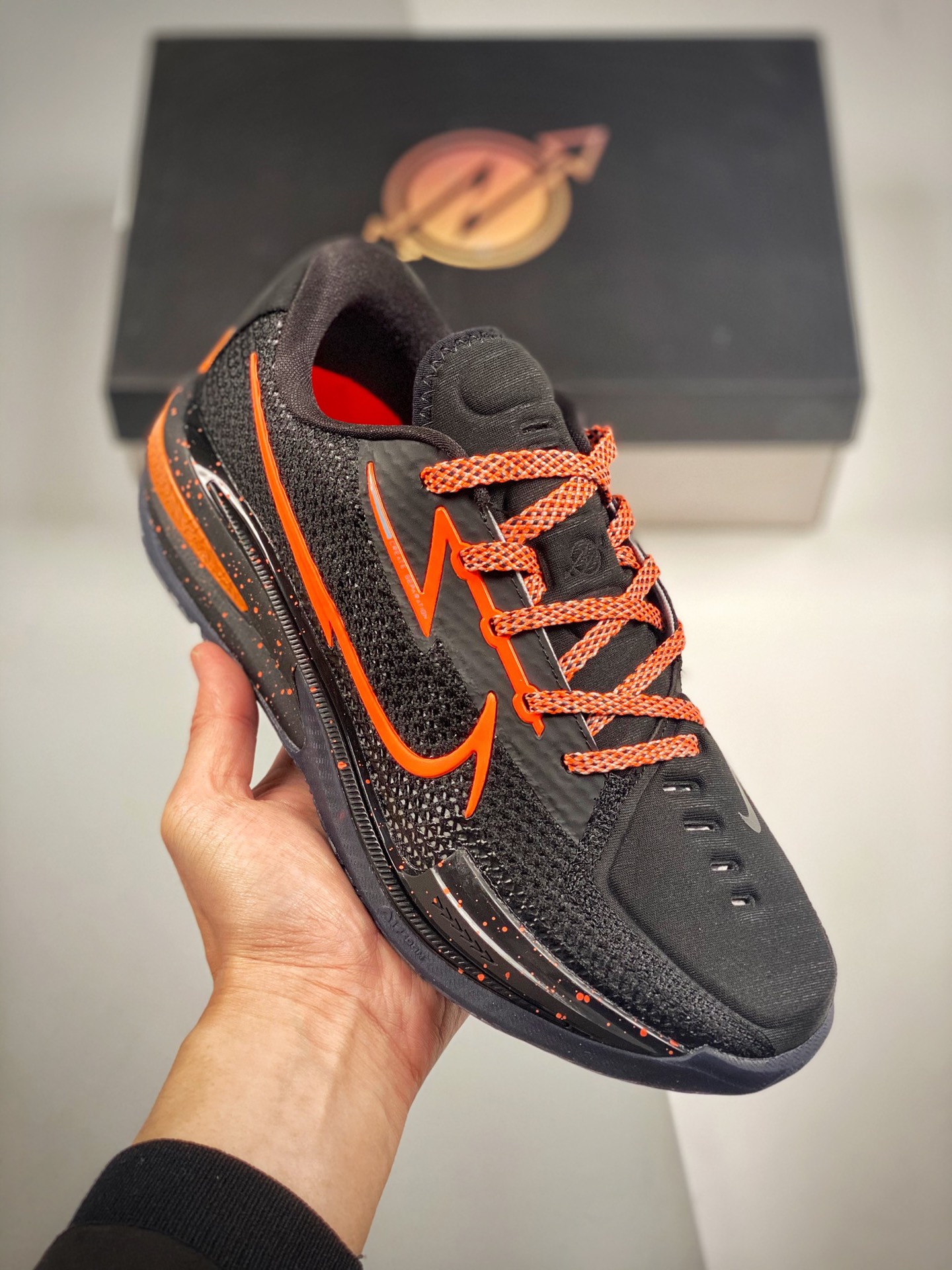 Versión de estreno inicial, soporta combate ligero. NIKE AIR ZOOM G.T.CUT EP negro y naranja. Exclusivo y original. Bor…