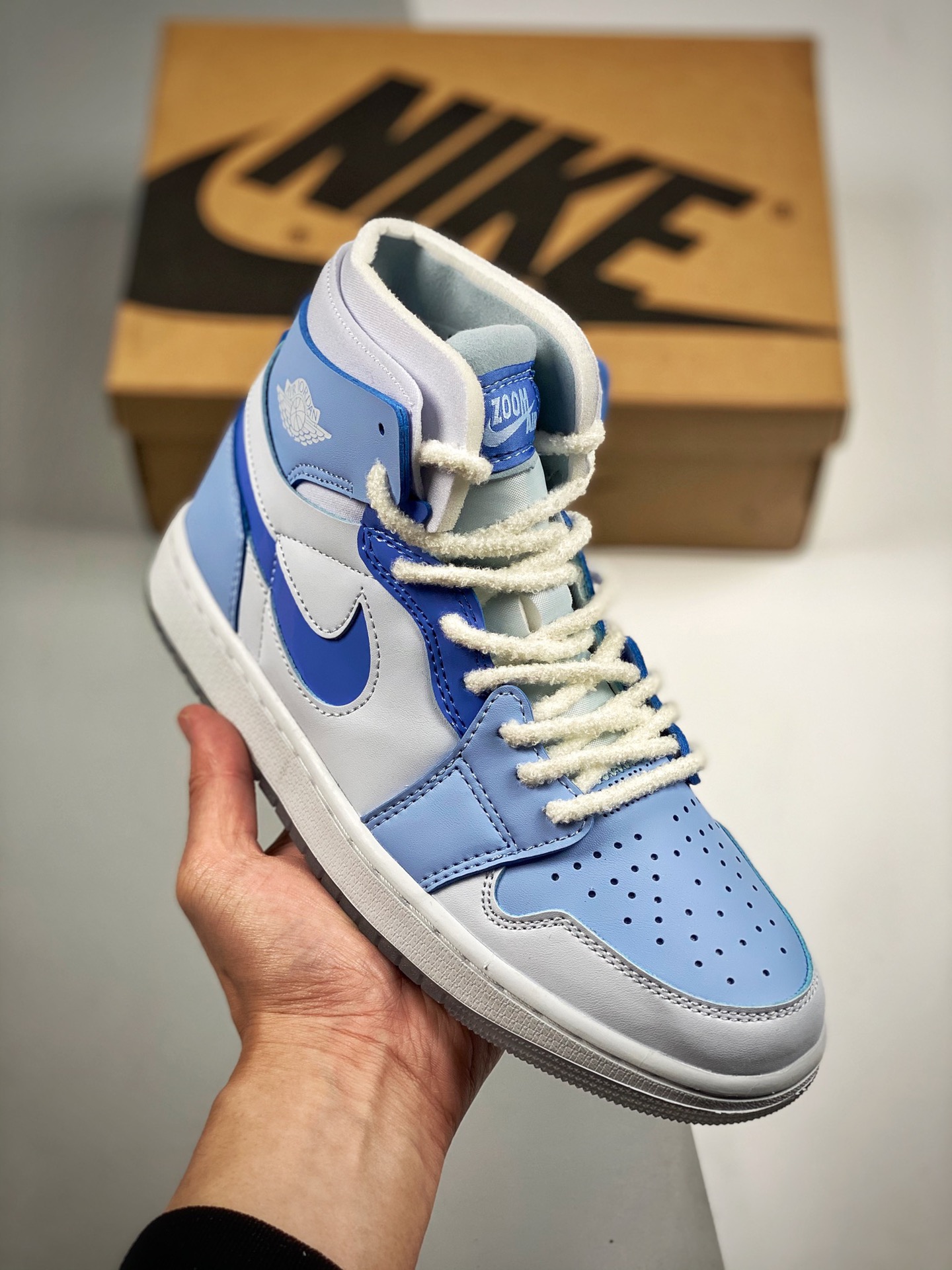 大厂纯原级别 实拍首发💥 Air Jordan 1 Zoom Air CMFT 公司同源3M反光材质精心打造 原楦头原纸板开发 ，版型完美匹配成型 其次缓震科技长足进步 搭载全掌 Zoom Air 气垫 ，脚感方面相比之前的 Air J…