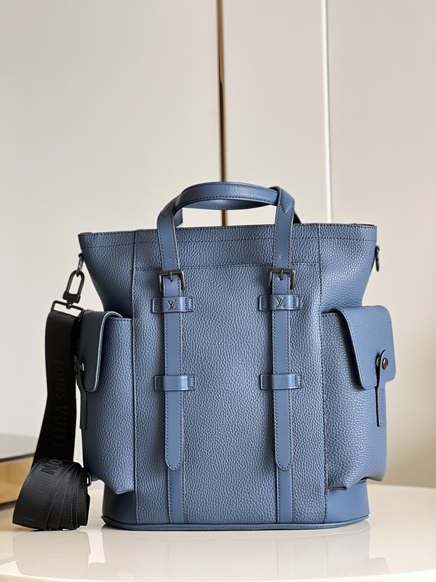 NO:398026,【Exclusive real photo M58479 blue】Christopher Tote handbag inherits the outdoor spirit of Louis Vuitton classic Christopher backpack, blending grain and silky Taurillon leather and contemporary textured metal parts, with spacious main compartment and snap side pockets. LV logo straps are easy to carry. Detailed features 34 x 39 x 11 cm z.870【Warm reminder that this tote is too big and does not fit in packaging!  】,LV【Original Factory】,louis vuitton,louis vuitton19860909【独家实拍M58479蓝】Christopher Tote 手袋承袭路易威登经典 Christopher 双肩包的户外精神,融合粒面及丝滑 Taurillon 皮革和当代质感金属件,设有宽敞主隔层和按扣侧袋.LV 标识肩带实现轻松背携.详细特征34 x 39 x 11 厘米 z.870【温馨提示此款托特太大,不配包装！】,LV【原厂皮】,louis vuitton,louis vuitton,Bag