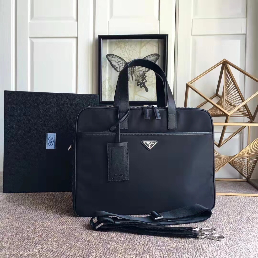 NO:852320,Batch.  P Jiachui's new men's bag, 2VE407 black - double layer, made of imported parachute fabric, imported cross grain cowhide, top gun five colors + white hardware, double layer grid + interior leather slip pocket, which can also be inserted into a trolley case.  The grid has a lot of 175 OEM codes, light and practical, men’s favorite [color][color][color], length 39x height 29x bottom 11cm, Prada [price based on quantity], prada, cowhide19860909批. P家岀新款男包,2VE407黑色-双层,采用进口降落伞布料,进口十字纹牛皮,顶级枪色五色＋白叻五金,双层格层＋内配皮插袋,又可插拉杆箱上,格层多多175代工码,轻便又实用,男士们的最爱[色][色][色],长39x高29X底11cm,普拉达【跑量价】,prada,cowhide,Bag