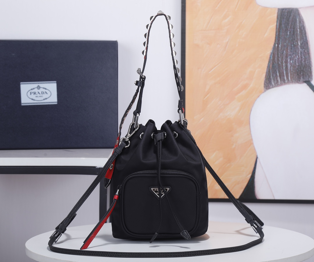 Prada P家最新款柳钉桶包 ， 独家发售，进口防水尼龙布料配搭NAPA小牛皮，可拆卸可调换皮肩带