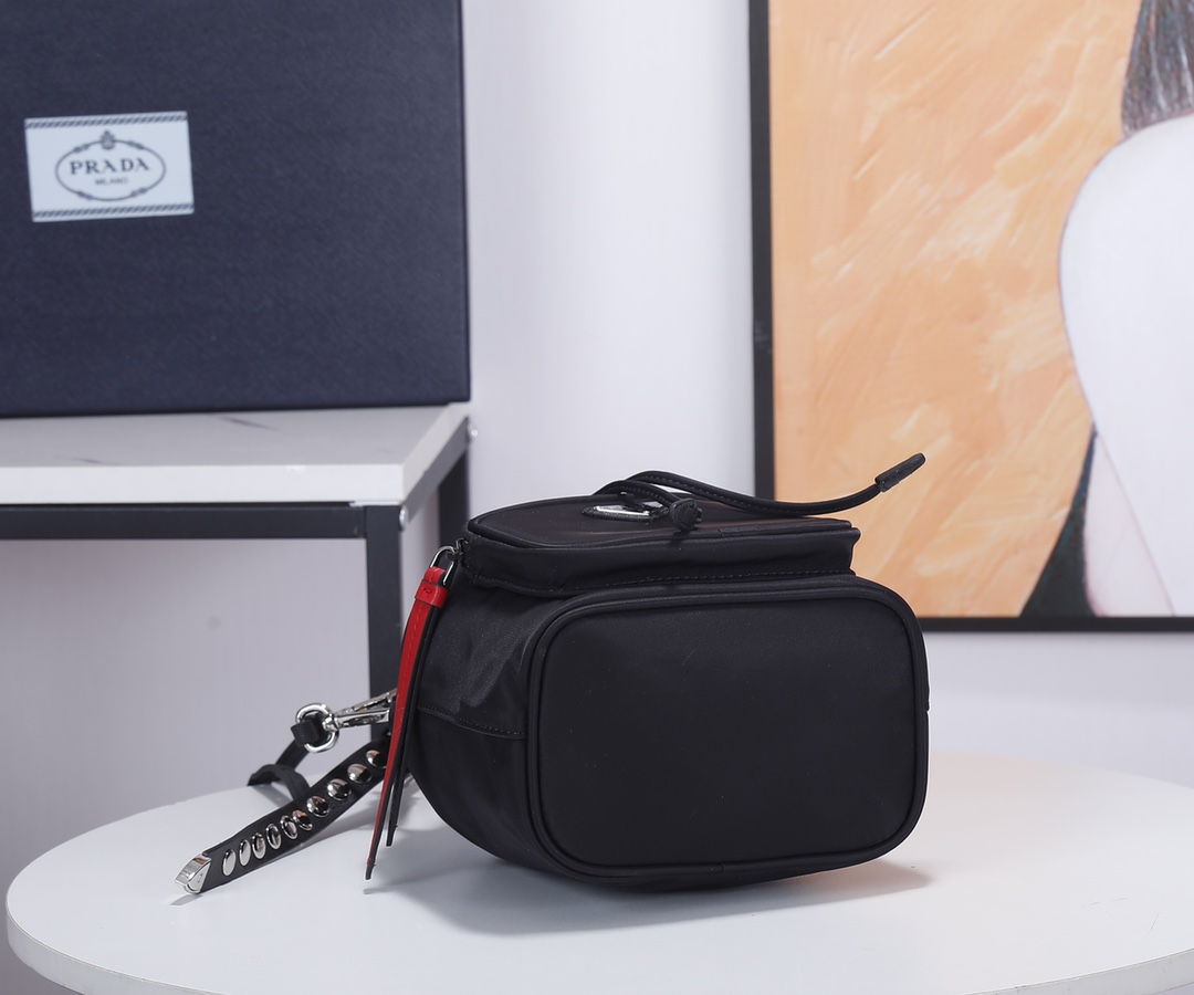 Prada P家最新款柳钉桶包 ， 独家发售，进口防水尼龙布料配搭NAPA小牛皮，可拆卸可调换皮肩带