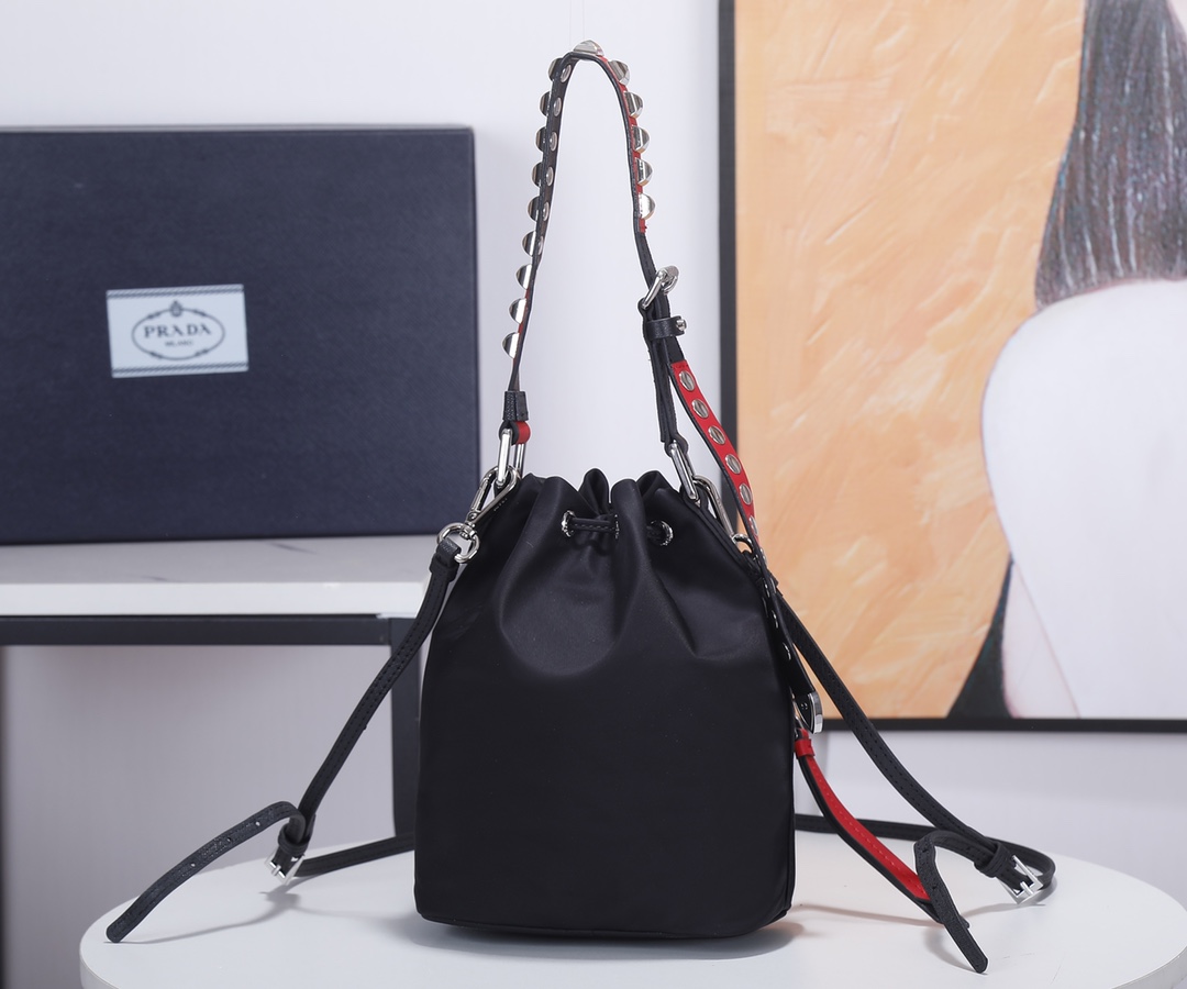 Prada P家最新款柳钉桶包 ， 独家发售，进口防水尼龙布料配搭NAPA小牛皮，可拆卸可调换皮肩带
