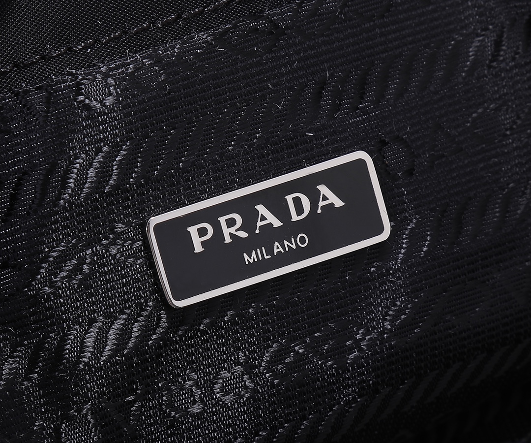 Prada P家最新款柳钉桶包 ， 独家发售，进口防水尼龙布料配搭NAPA小牛皮，可拆卸可调换皮肩带