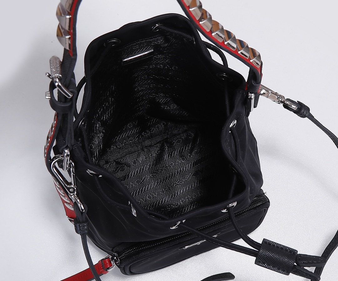 Prada P家最新款柳钉桶包 ， 独家发售，进口防水尼龙布料配搭NAPA小牛皮，可拆卸可调换皮肩带