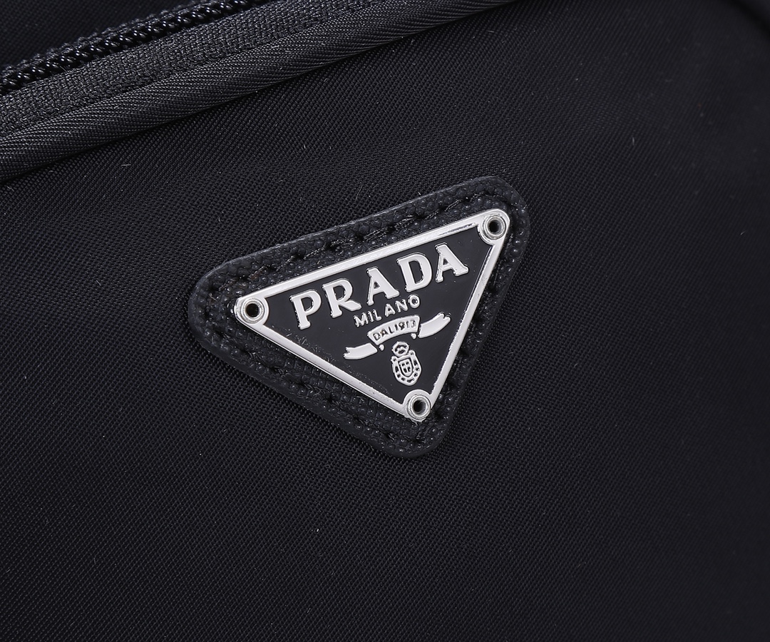 Prada P家最新款柳钉桶包 ， 独家发售，进口防水尼龙布料配搭NAPA小牛皮，可拆卸可调换皮肩带