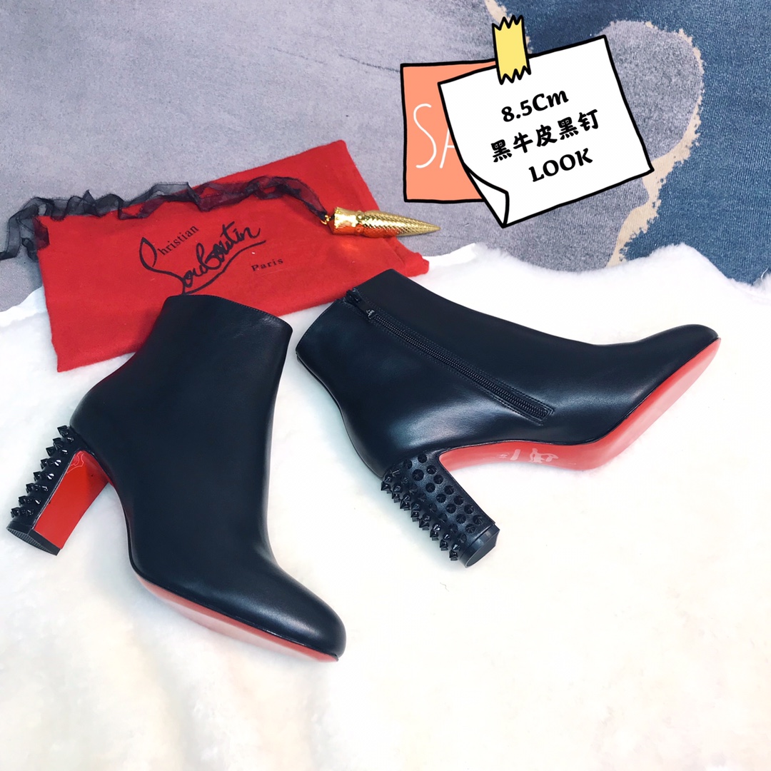 NO:337029,High-end customized autumn and winter boot series!  H8.5Cm, size 35-42. Leather big sole. Private mold trademark zipper, 319-001 black cowhide black nails, official website synchronization Standard European code Reference:319-001 Color:black/black Material:cowhide Lining:goat leather Heel height:10Cm Sole:leather sole Size:EUR 35-42 (US 4-11):,,christian louboutin,boots,cowhide,Leather soles19860909高端订制一秋冬靴系列！ H8.5Cm,尺码35-42码.真皮大底.私模商标拉链,319-001黑牛皮黑钉,官网同步 标准欧码 Reference:319-001 Color:black/black Material:cowhide Lining:goat leather Heel heigh:10Cm Sole:leather sole Size:EUR 35－42（US 4一11) :,,christian louboutin,boots,cowhide,Leather soles,Women's Shoes