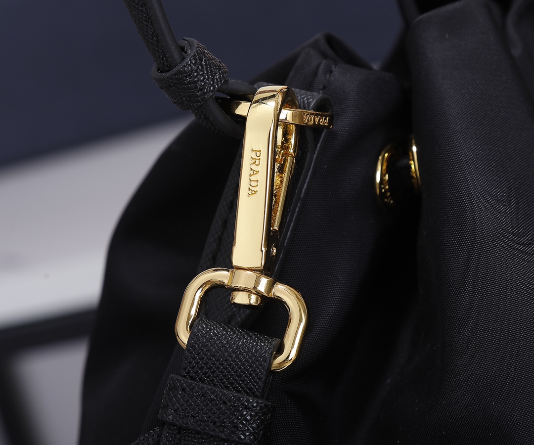 Prada 小号 款采用进口尼龙布料， 五级，手提/斜跨，轻便又实用又 ，165代工码