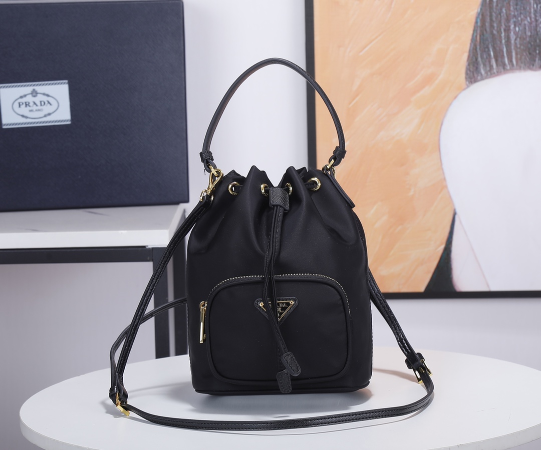 Prada 小号 款采用进口尼龙布料， 五级，手提/斜跨，轻便又实用又 ，165代工码