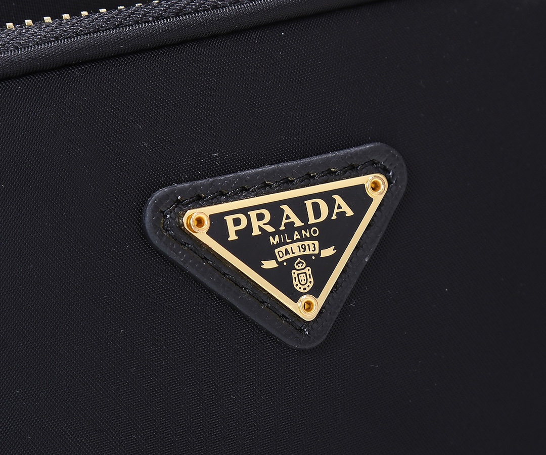 Prada 小号 款采用进口尼龙布料， 五级，手提/斜跨，轻便又实用又 ，165代工码