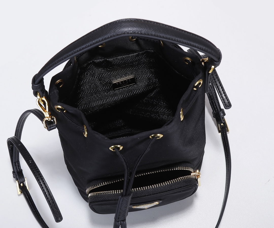 Prada 小号 款采用进口尼龙布料， 五级，手提/斜跨，轻便又实用又 ，165代工码