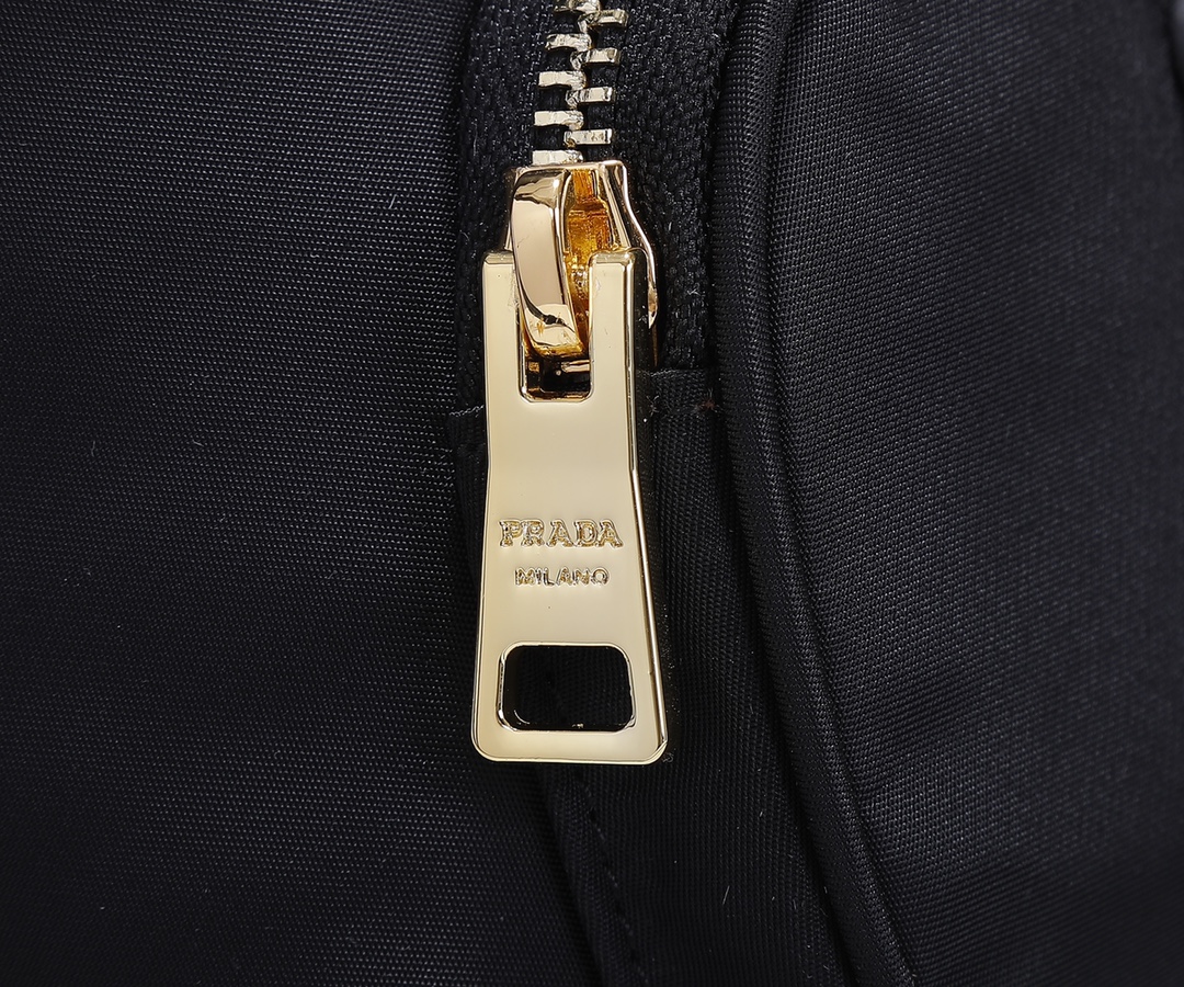 Prada 小号 款采用进口尼龙布料， 五级，手提/斜跨，轻便又实用又 ，165代工码