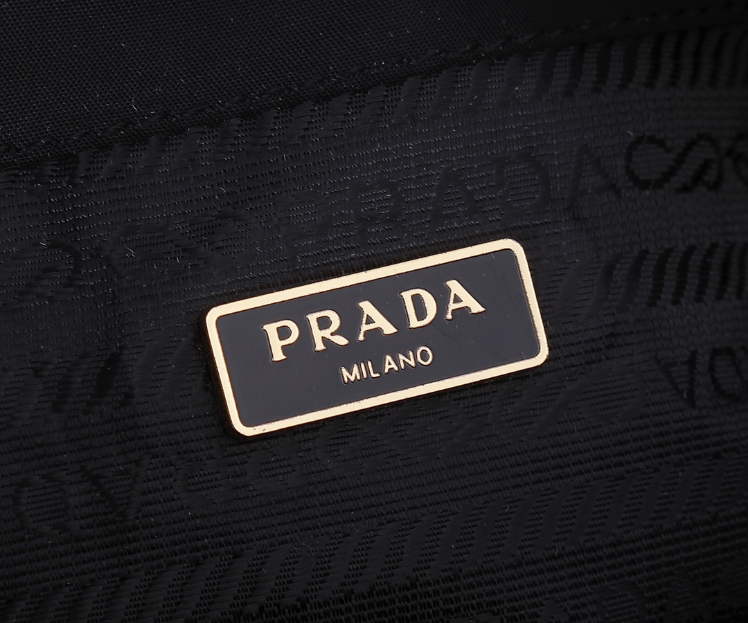 Prada 小号 款采用进口尼龙布料， 五级，手提/斜跨，轻便又实用又 ，165代工码